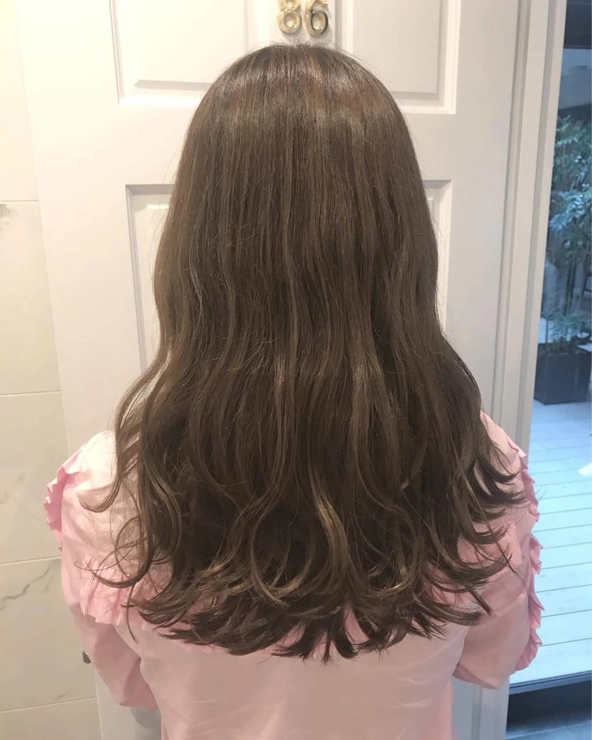 セミロング カラー アッシュ アッシュグレー バレイヤージュ ブリーチ デザインカラー ハリウッドブロウ LAID BACKの眉毛・アイブロウイメージ