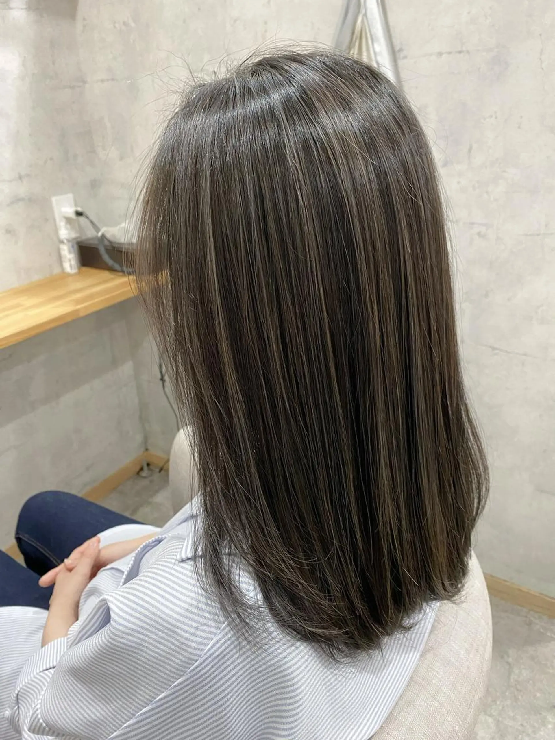 セミロング ハイライト ヘアカラー ROI 【ロイ】のヘアスタイル