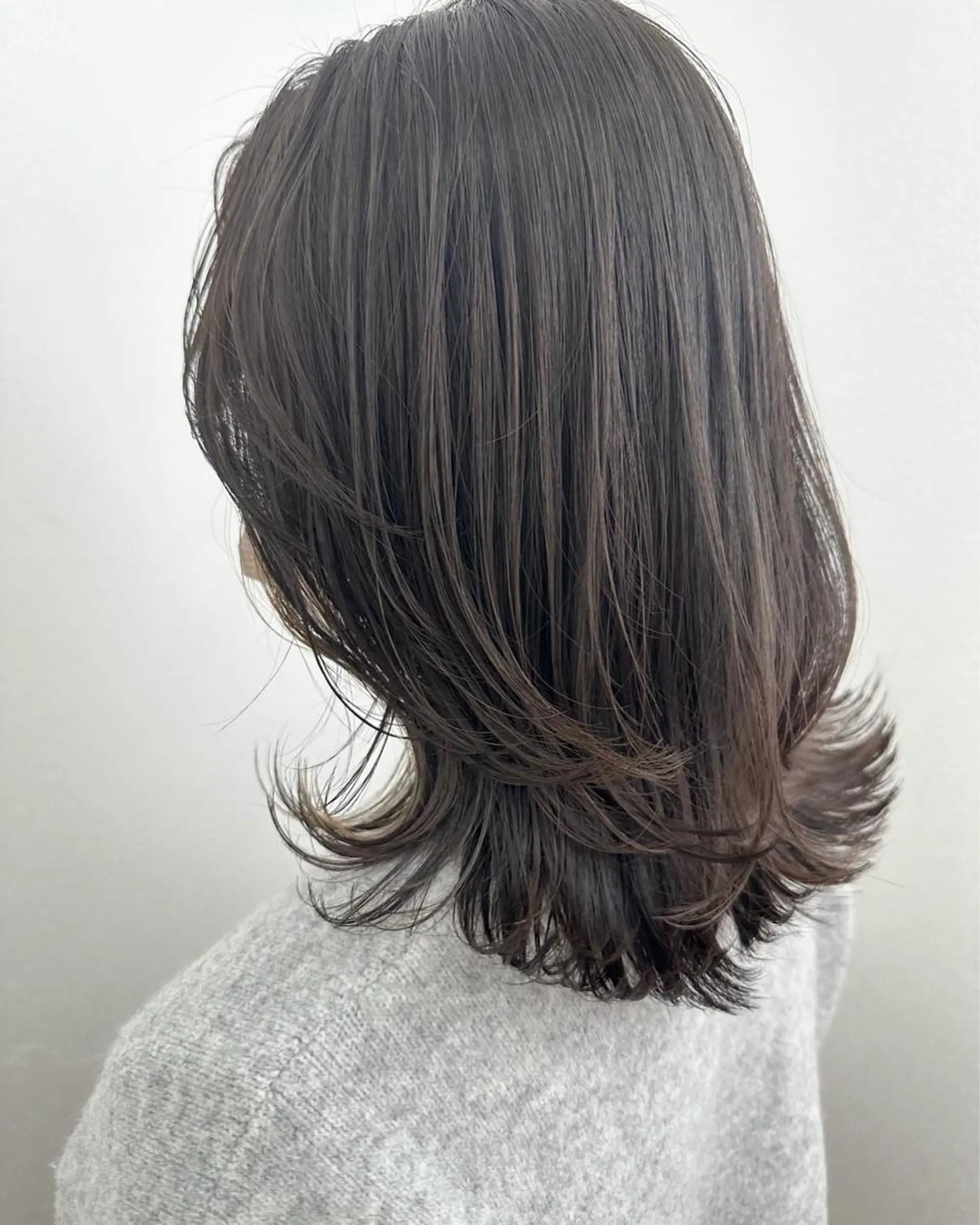 ミディアム カット KNOWHOW京都所属・トレンド/顔まわり/ レイヤー/グレージュのヘアスタイル
