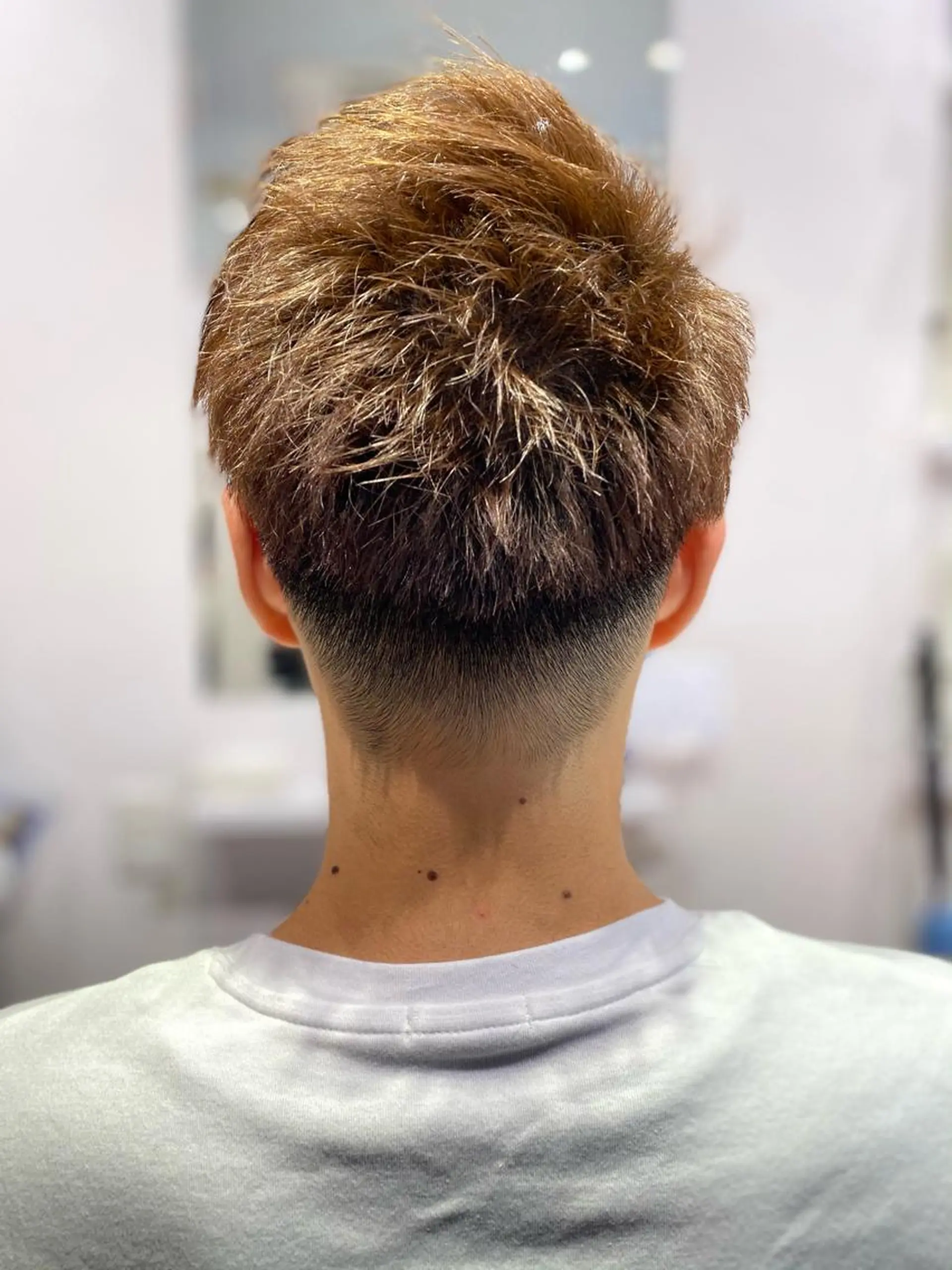 ショート カラー ブリーチ ブラウンカラー グラデーションカラー ブリーチなしカラー reto所属・宮地 崇文のヘアスタイル