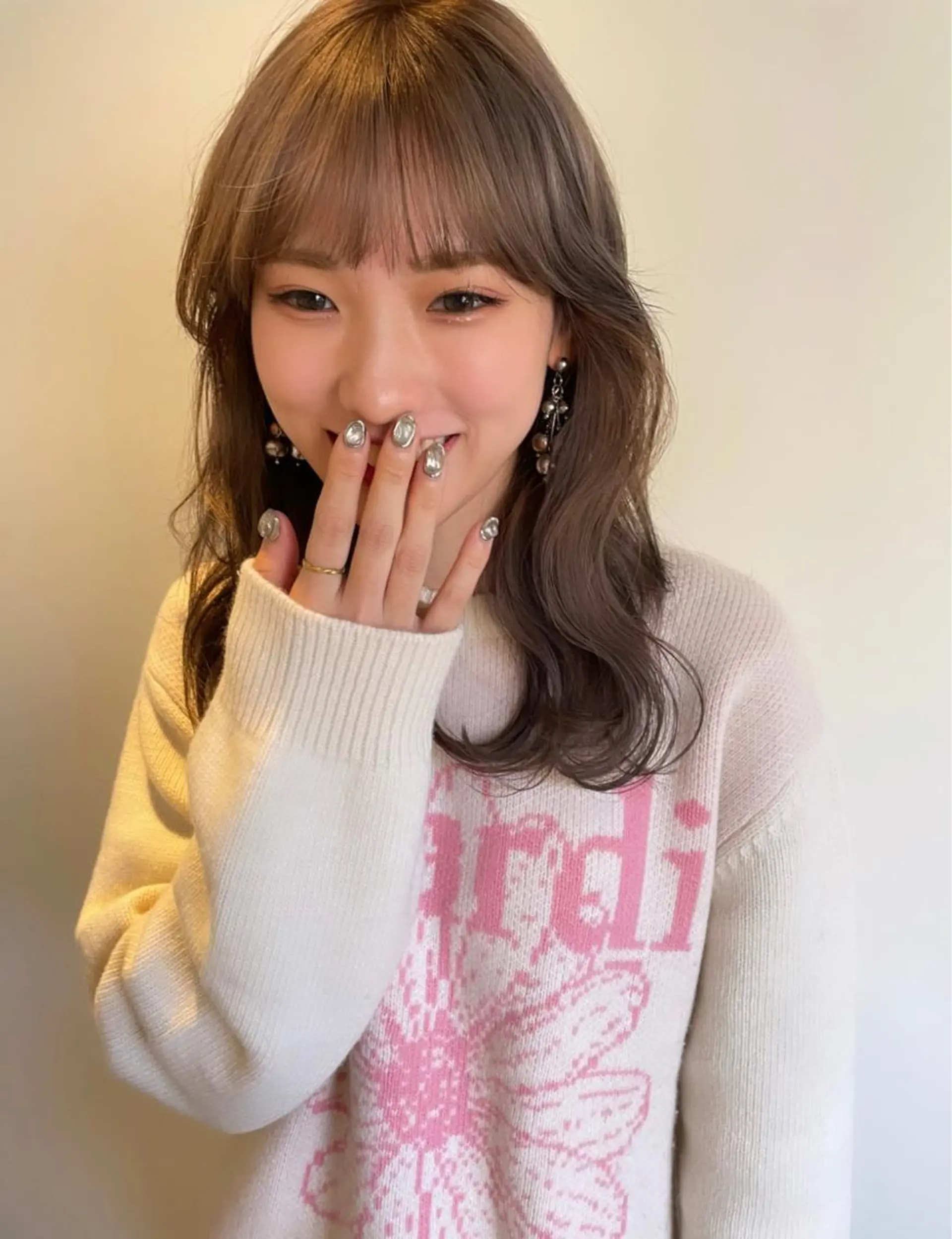 ミディアム カラー ベージュカラー ハイトーンカラー ヘアカラー トリートメント MIU/ルーツカラー 顔まわりレイヤーのヘアスタイル