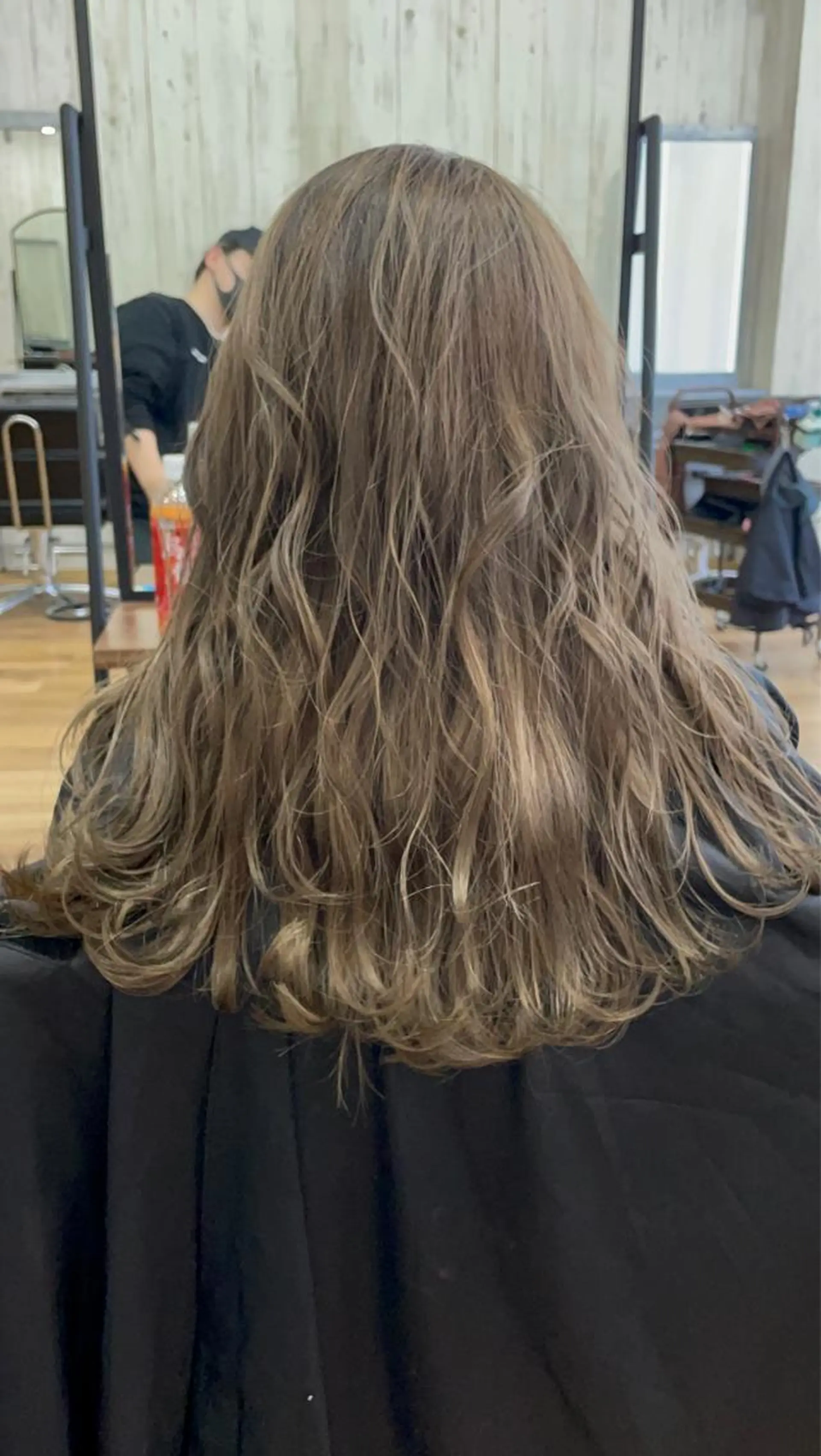 セミロング ハイトーン髪質改善 家中貴典のヘアスタイル