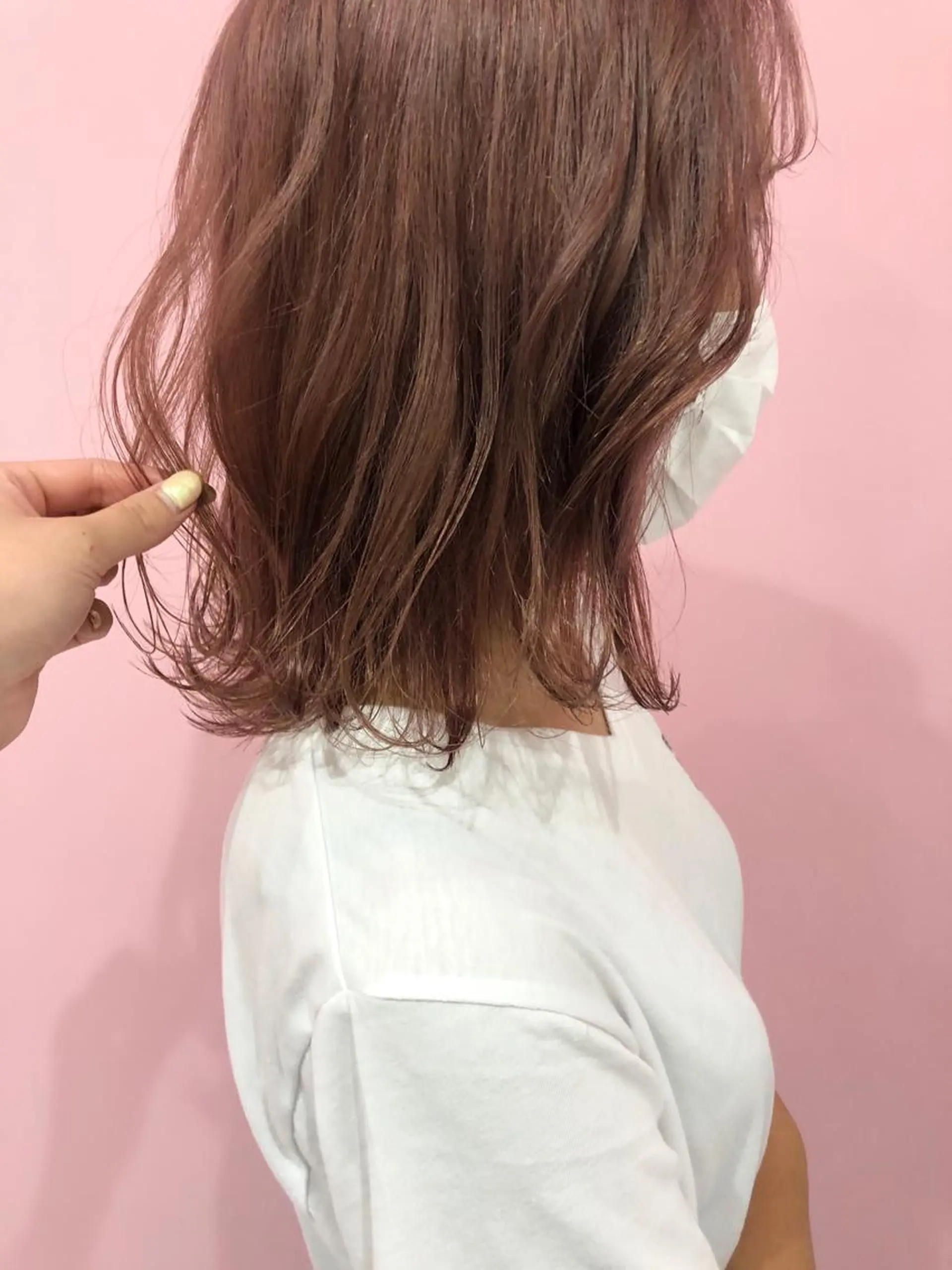 ミディアム カラー ベージュカラー ピンクカラー ピンクベージュ カット ヘアカラー 岩田 萌那のヘアスタイル