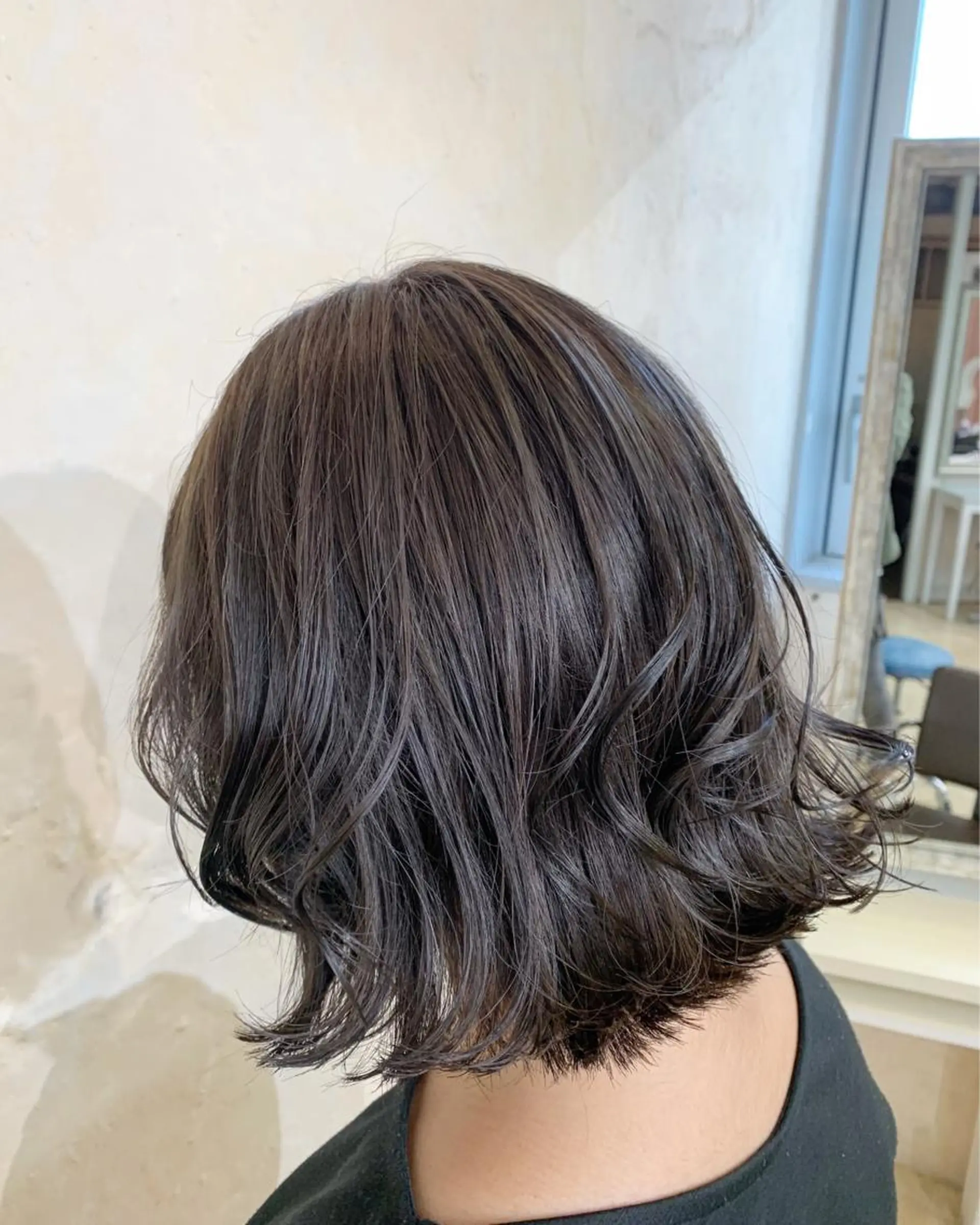 ミディアム カラー パーマ ヘアアレンジ メンズ キッズ ネイル マツエク・マツパ 結婚式・ブライダル ミディアムパーマ メンズバレイヤージュ センターパート メンズハイライト 角床直哉 カラーカットNO 1のヘアスタイル