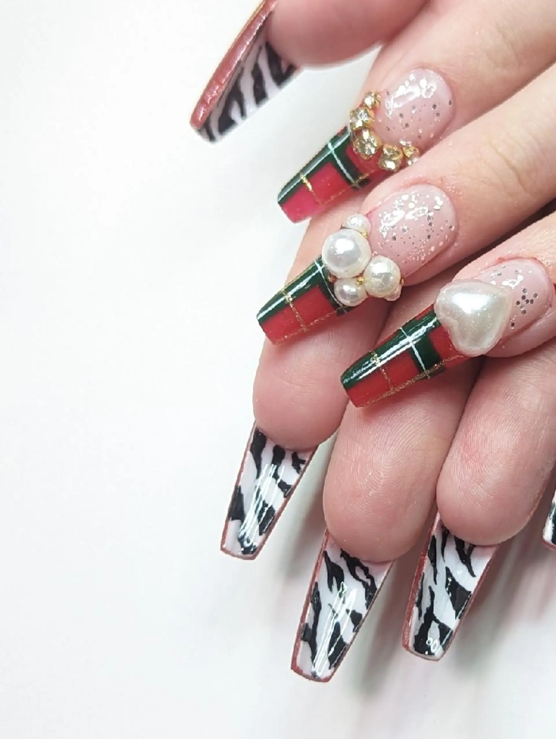 セミロング ハンドネイル クロキ 。のネイルデザイン