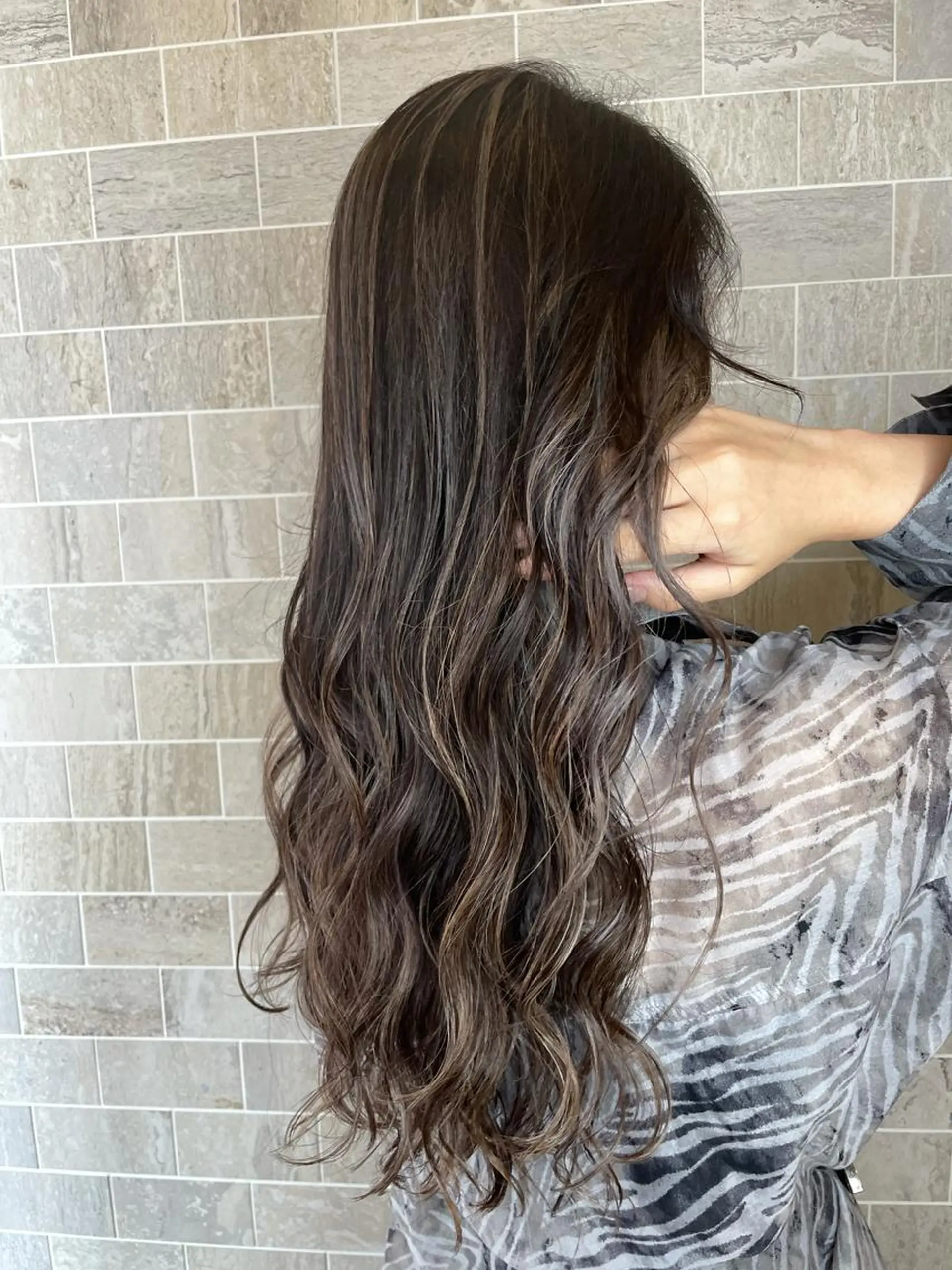 ロング ヘアカラー ブリーチ毛矯正.髪質 改善.髪にドラマをのヘアスタイル