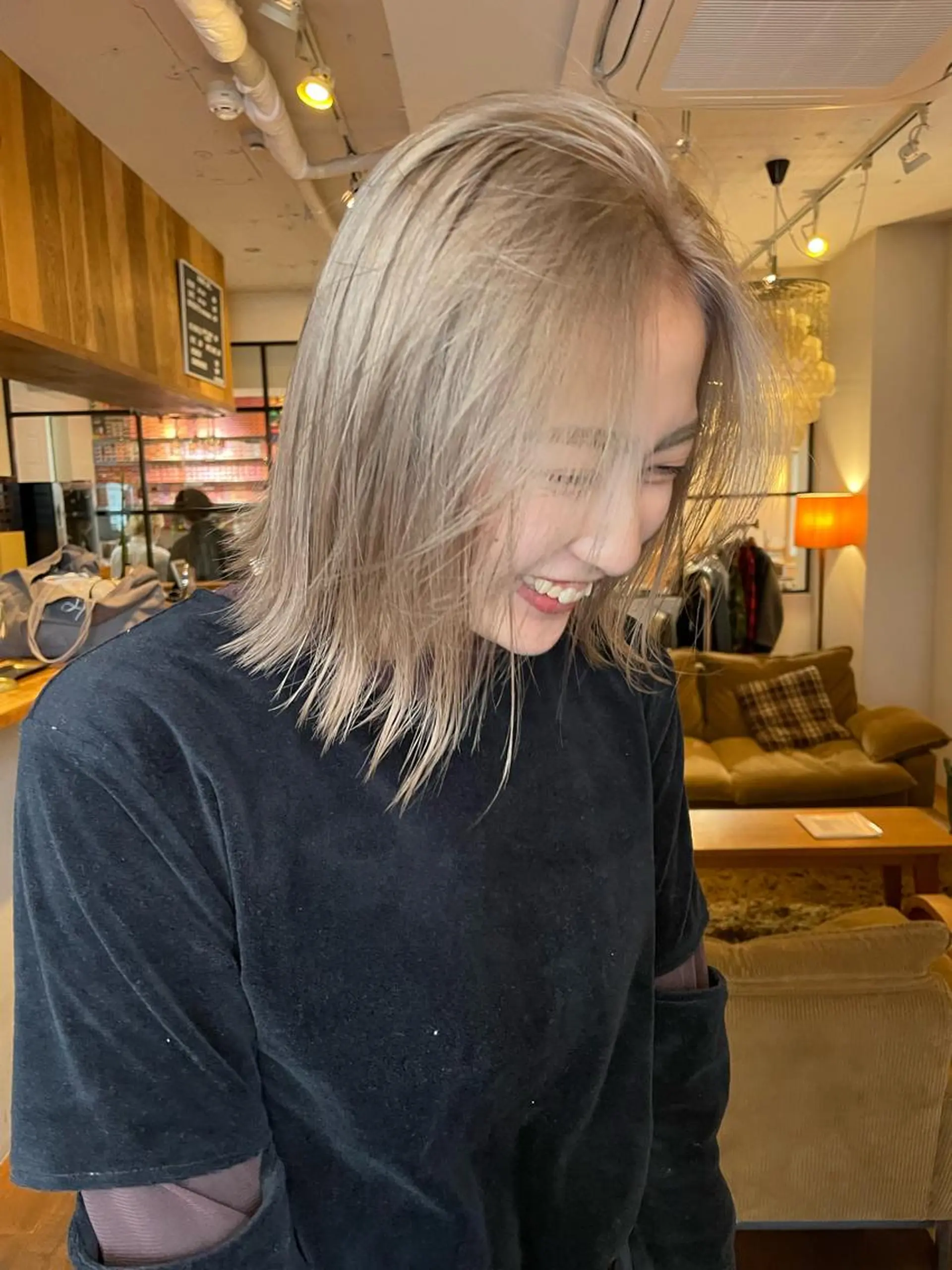 ショート カラー ブリーチ ヘアカラー ファッションに 溶け込むstyleのヘアスタイル