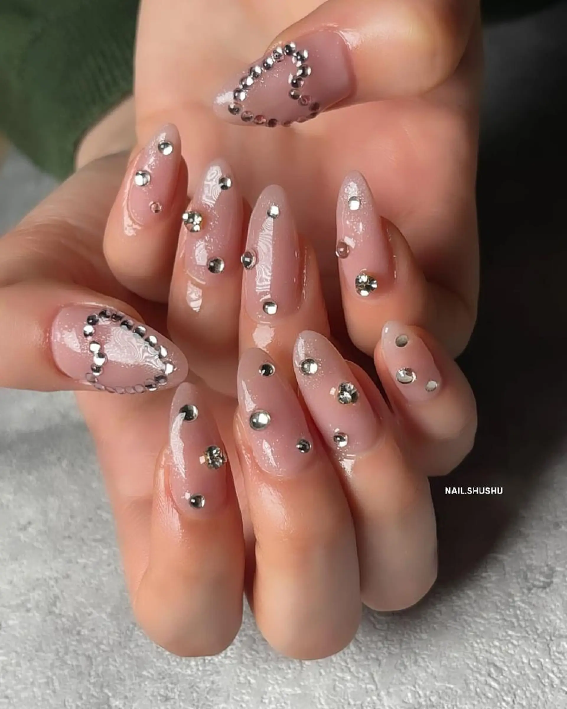 ネイル 持ち込み ニュアンスネイル オフィスネイル ワンカラーネイル シンプルネイル 3dパーツ/流行り 👧shushu❤️のネイルデザイン