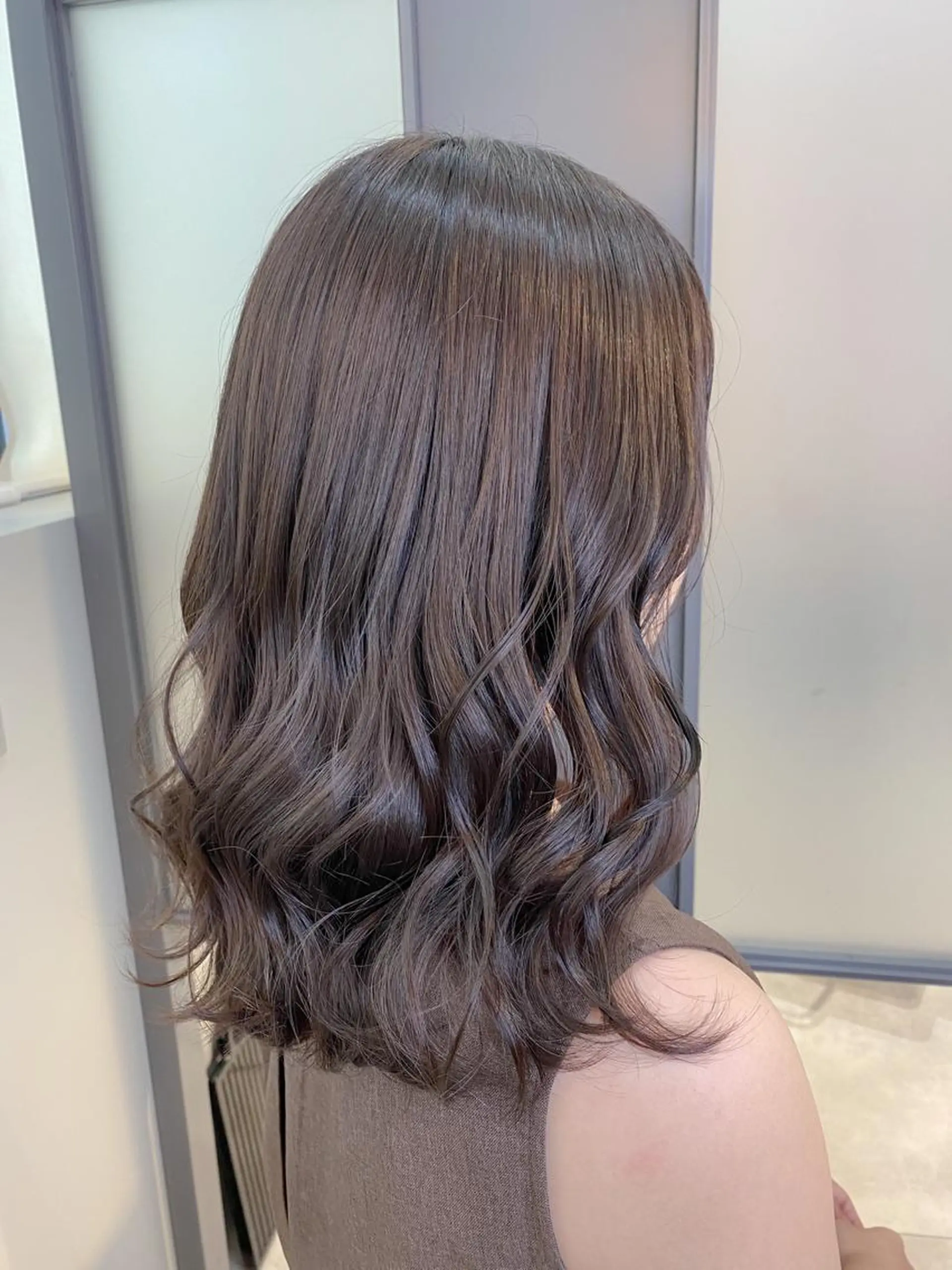 セミロング カラー オリーブグレー SALOWIN神戸三宮East店所属・【透明感、艶髪】西村 有司のヘアスタイル