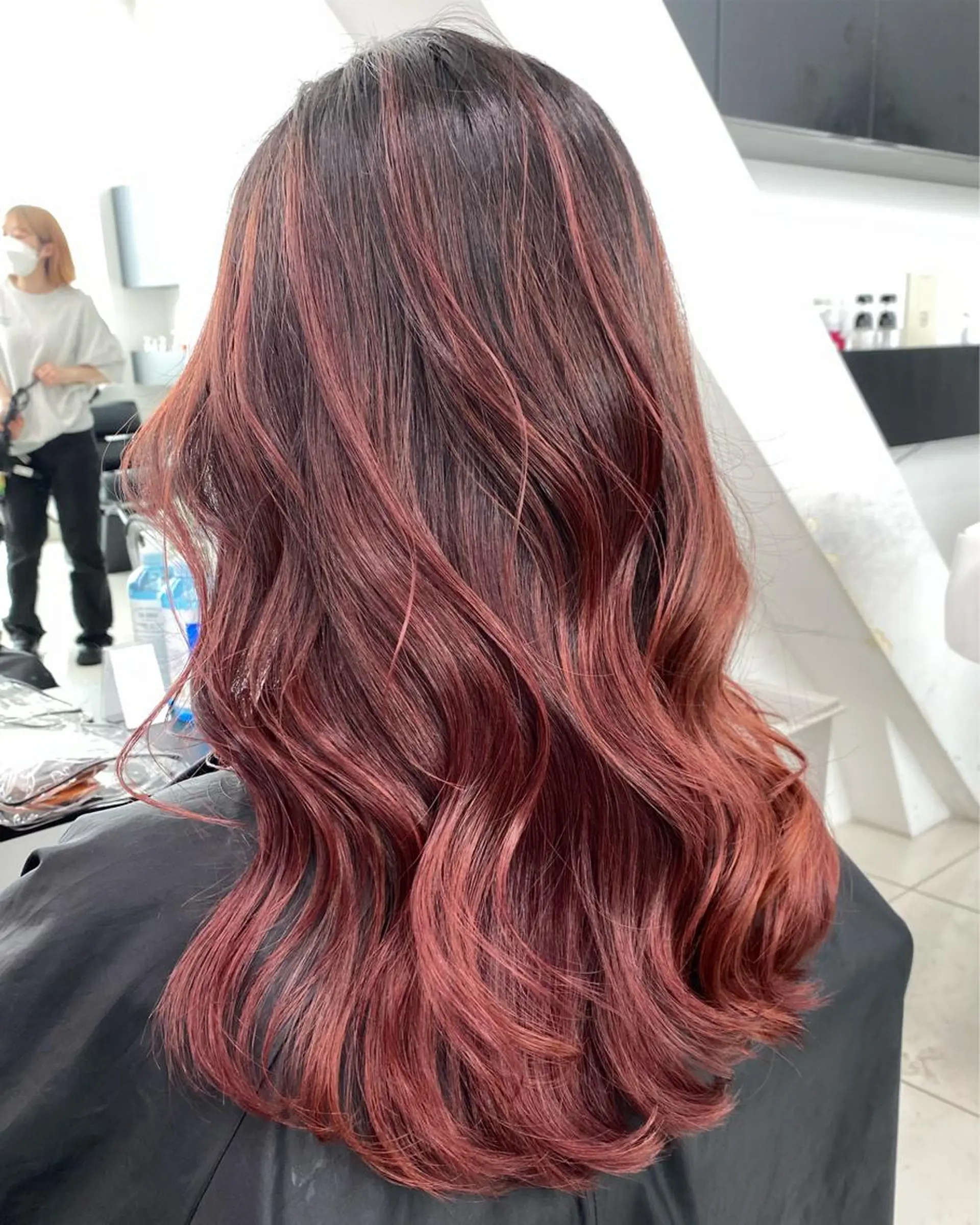 セミロング カラー ヘアアレンジ バレイヤージュ ピンクカラー レイヤーカット 🦄インナーカラー 🦄貫井彩花のヘアスタイル