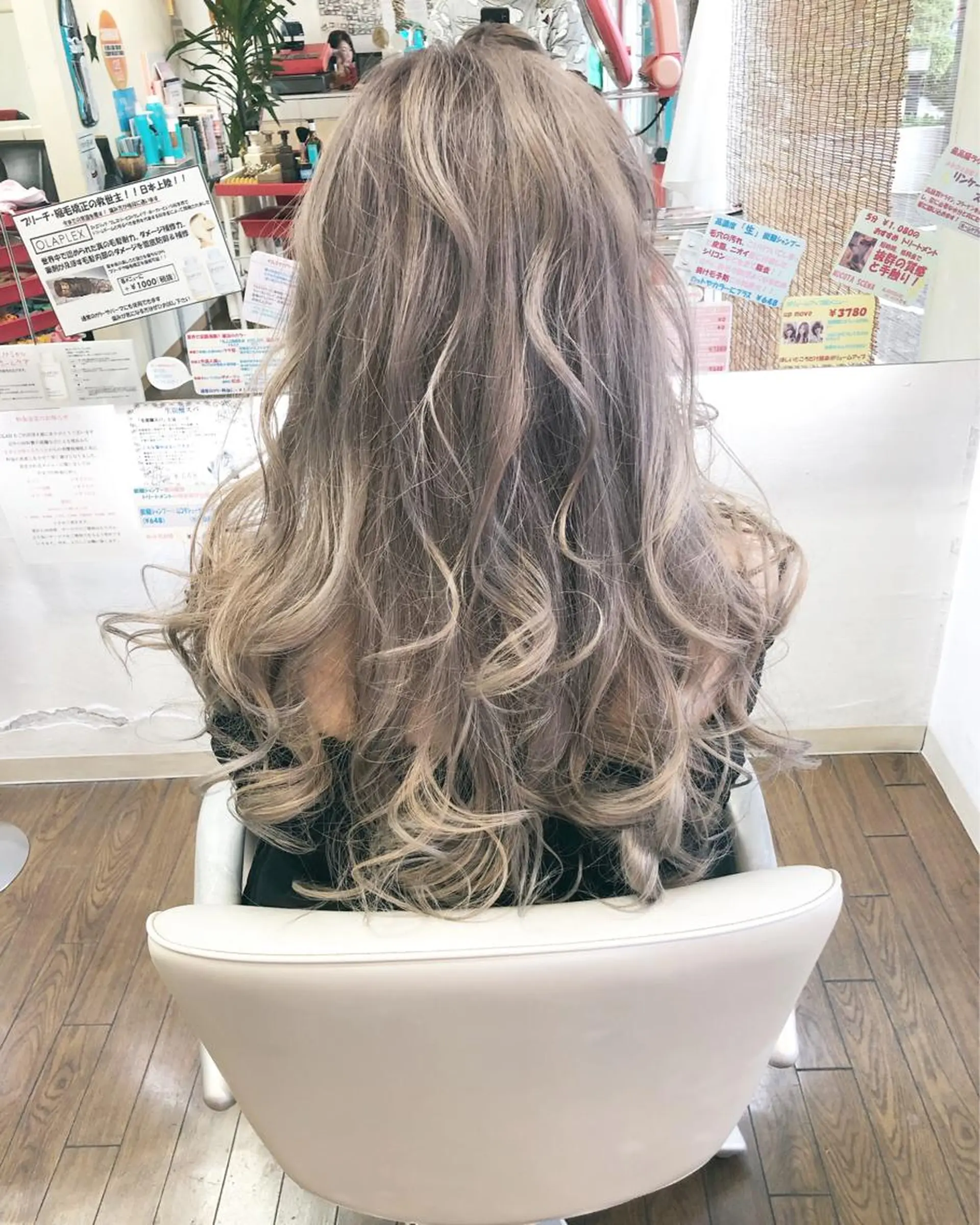 ロング カラー ベージュカラー ダブルカラー ホワイトベージュ ヘアカラー GLAD 萩原のヘアスタイル