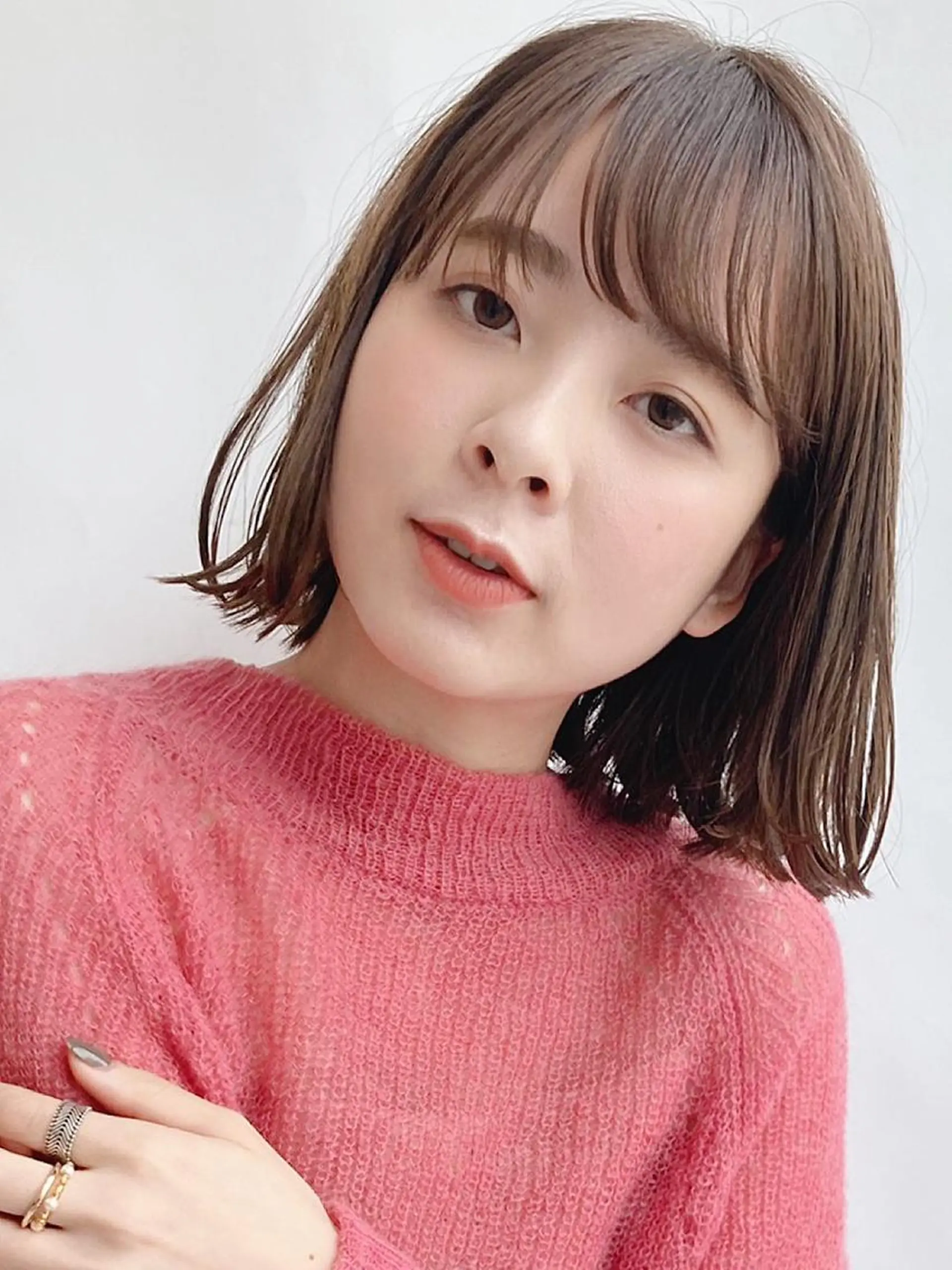 ミディアム 艶髪レイヤー顔周り グレージュ添田晃基のヘアスタイル