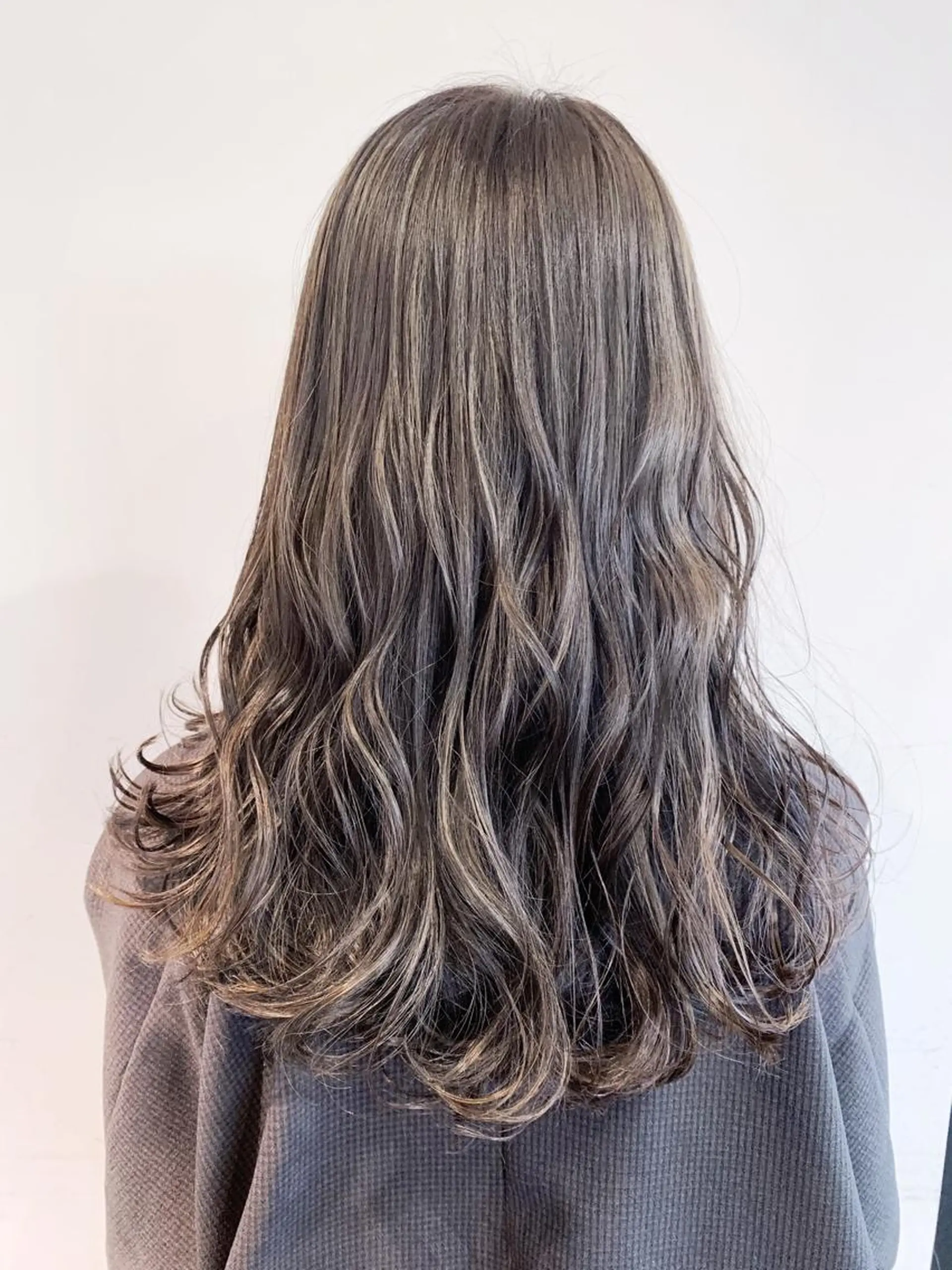 セミロング カラー ヘアアレンジ アッシュ アッシュグレー ハイライトカラー ハイライト 🌿‬ ܸAir 透明感🌱西村知佳のヘアスタイル