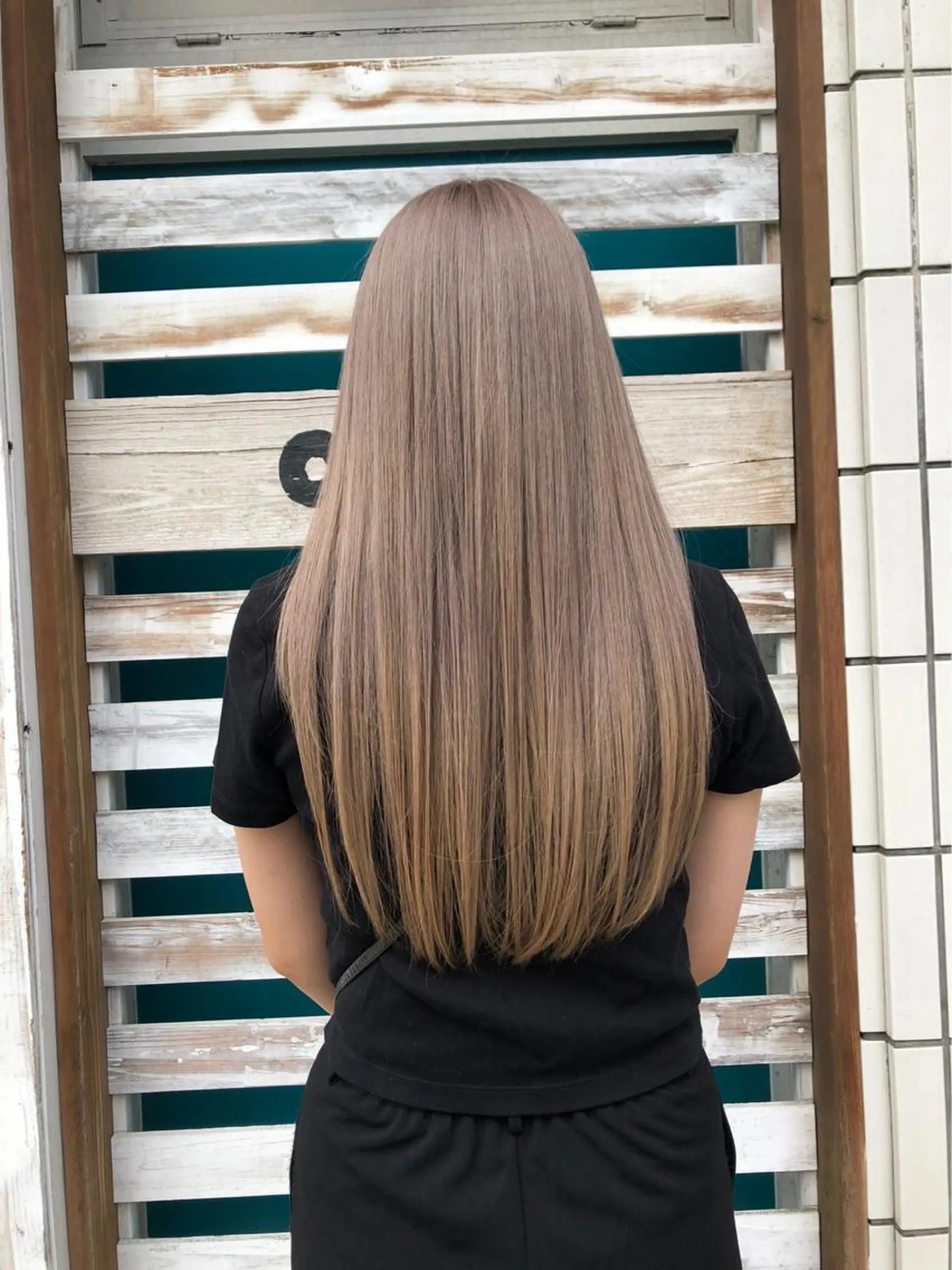 ロング カラー ベージュカラー ミルクティーベージュ エクステ/ハイトーン /レイヤーカットのヘアスタイル