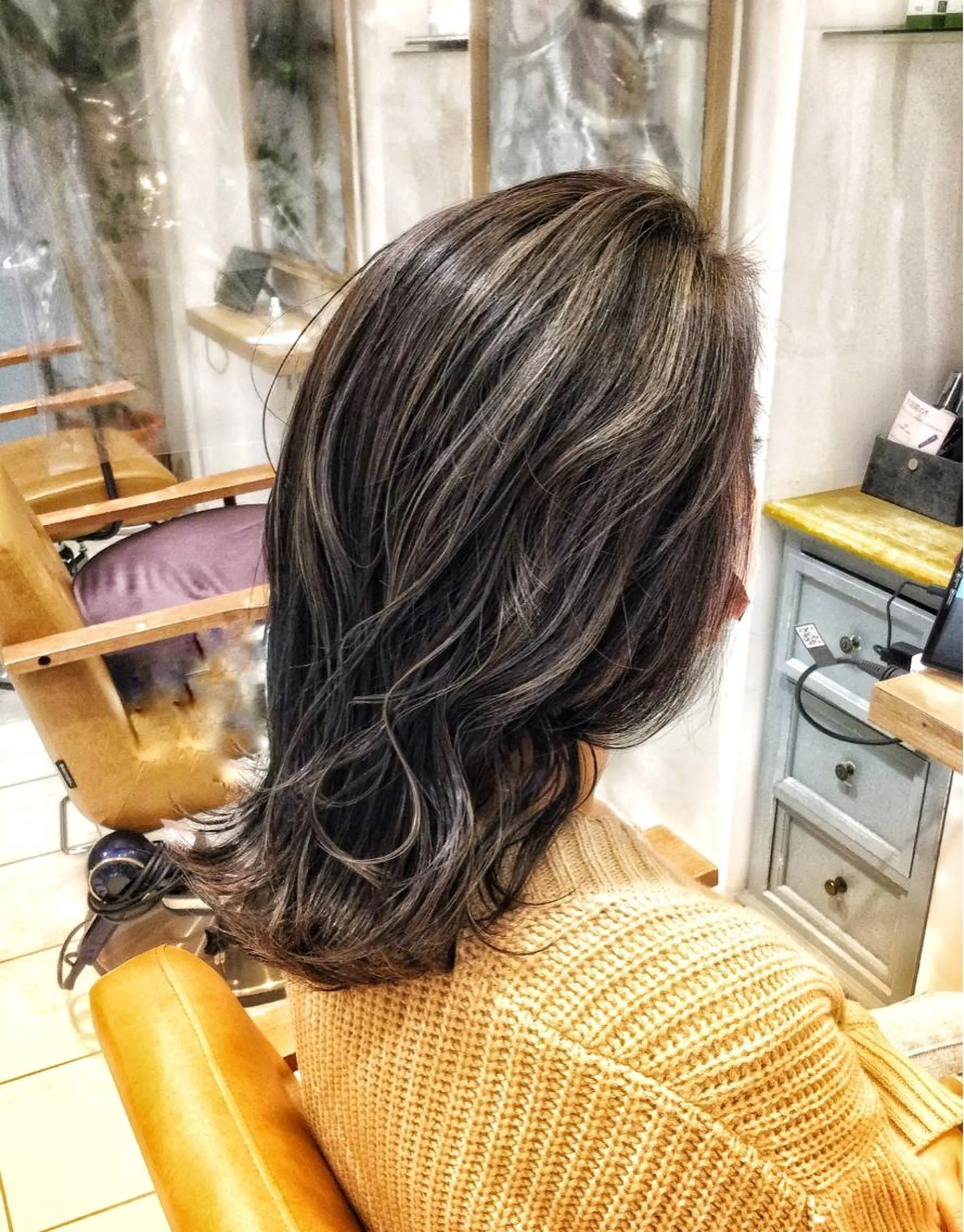 ミディアム ハイライト 伊藤 麻菜実のヘアスタイル