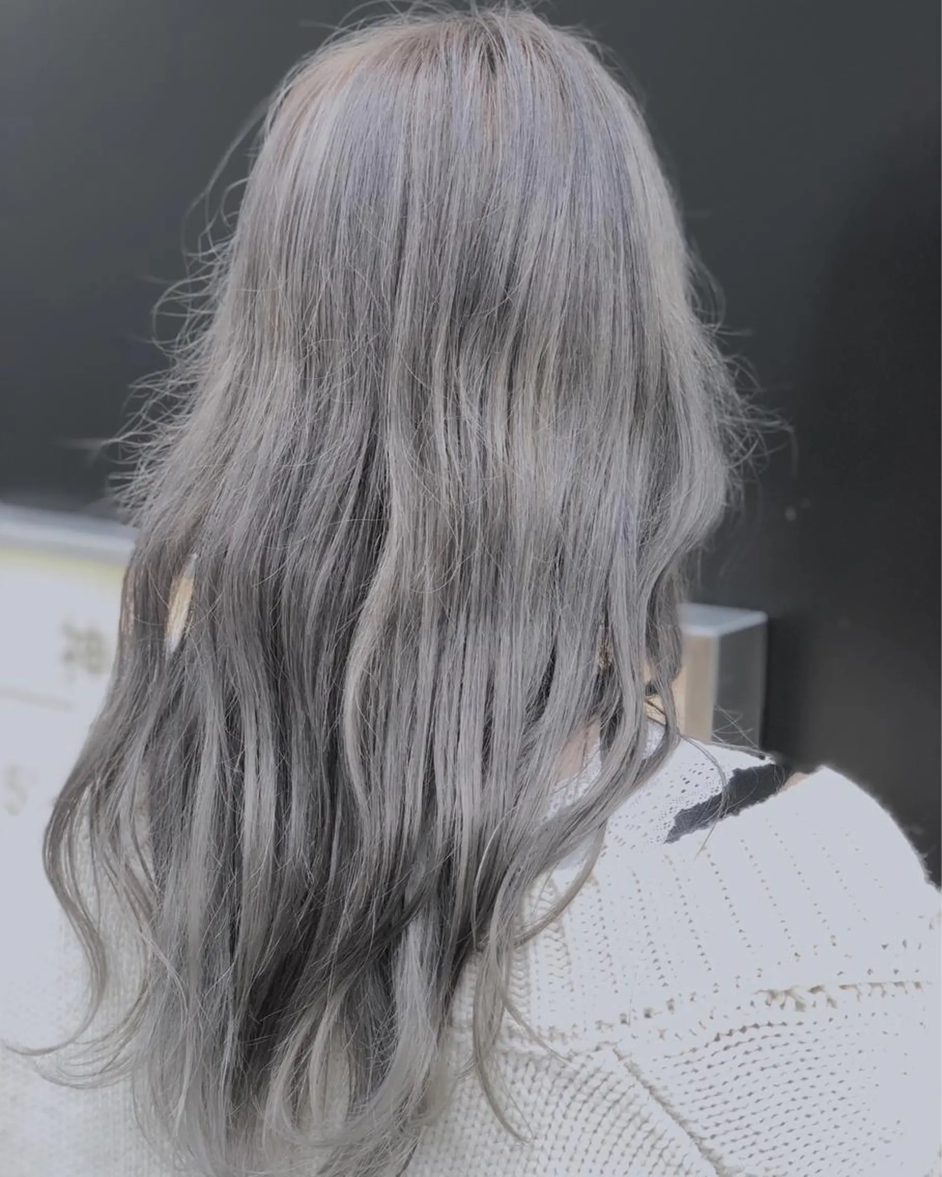 ロング カラー シルバー ヘアカラー トリートメント ✨髪質改善縮毛矯正✨ 宇田川修平のエステ・リラクイメージ