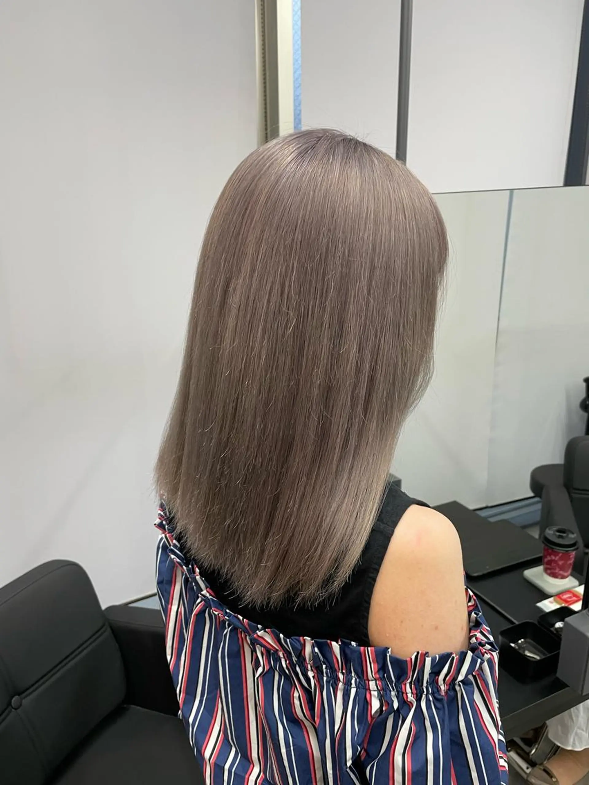 セミロング カラー グレージュ シルバー シルバーグレージュ 朝倉 海斗のヘアスタイル