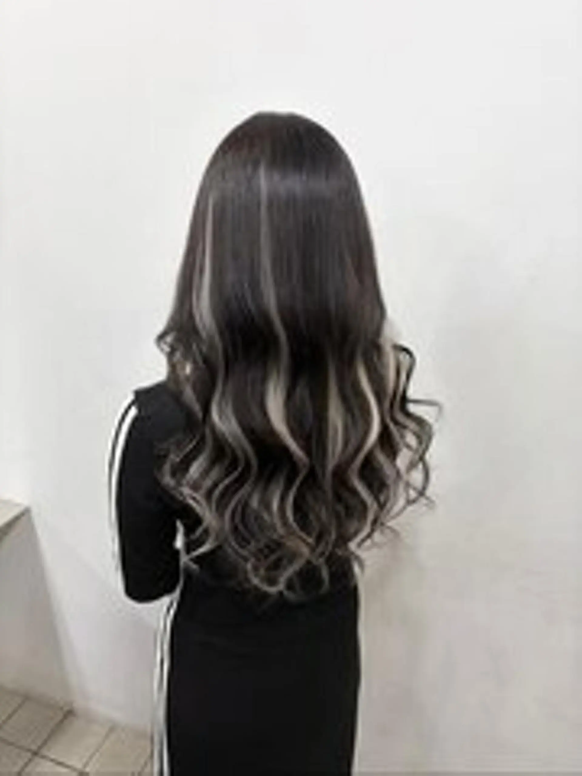 カラー ヘアアレンジ ロング シールエクステ 黒髪 ブリーチ ダブルカラー ハイトーンカラー LuciA RIANAのヘアスタイル