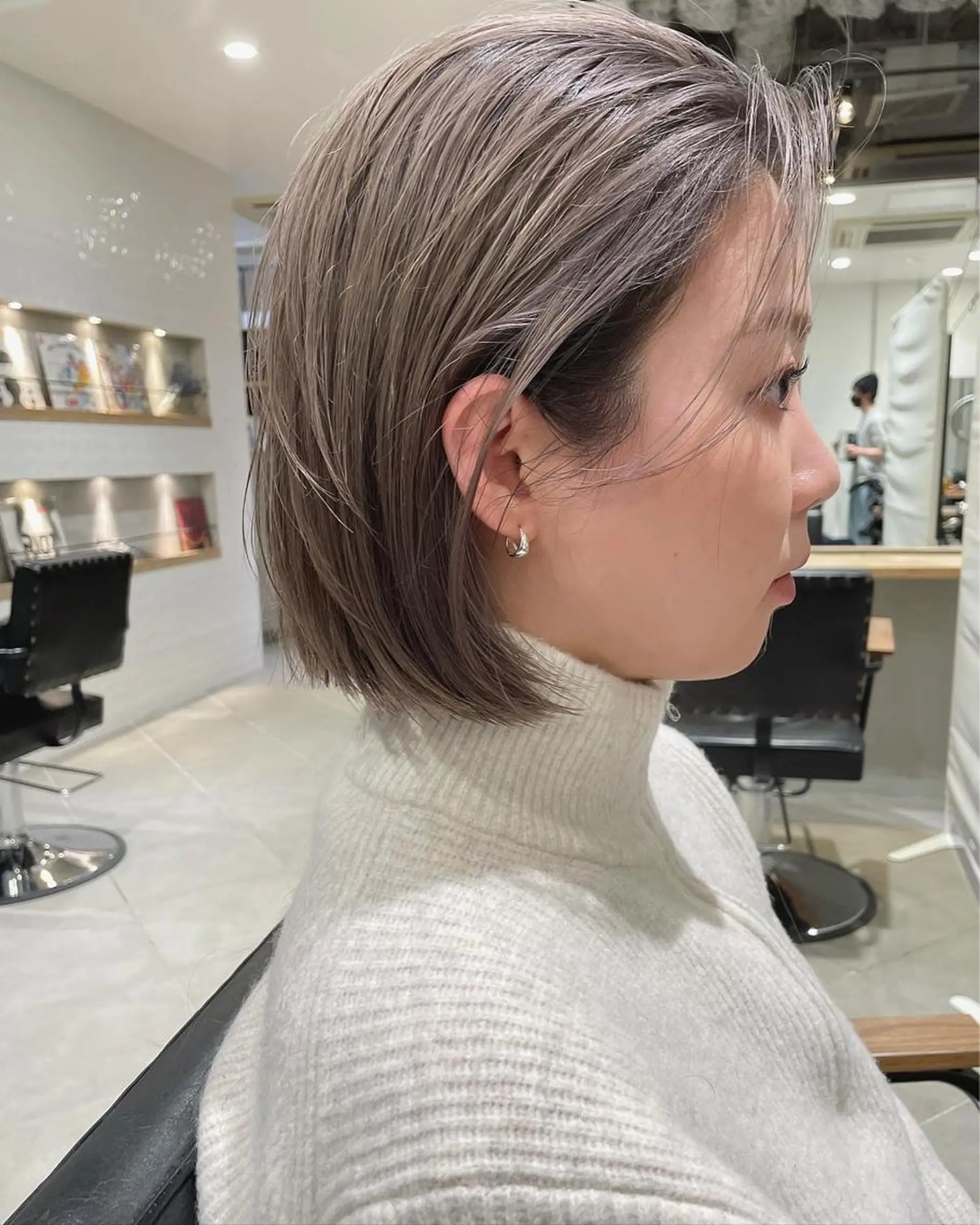 ショート カラー ベージュカラー ホワイトベージュ ボブ カット ヘアカラー トリートメント Loom.所属・村上雅人 ナチュラルモードのヘアスタイル