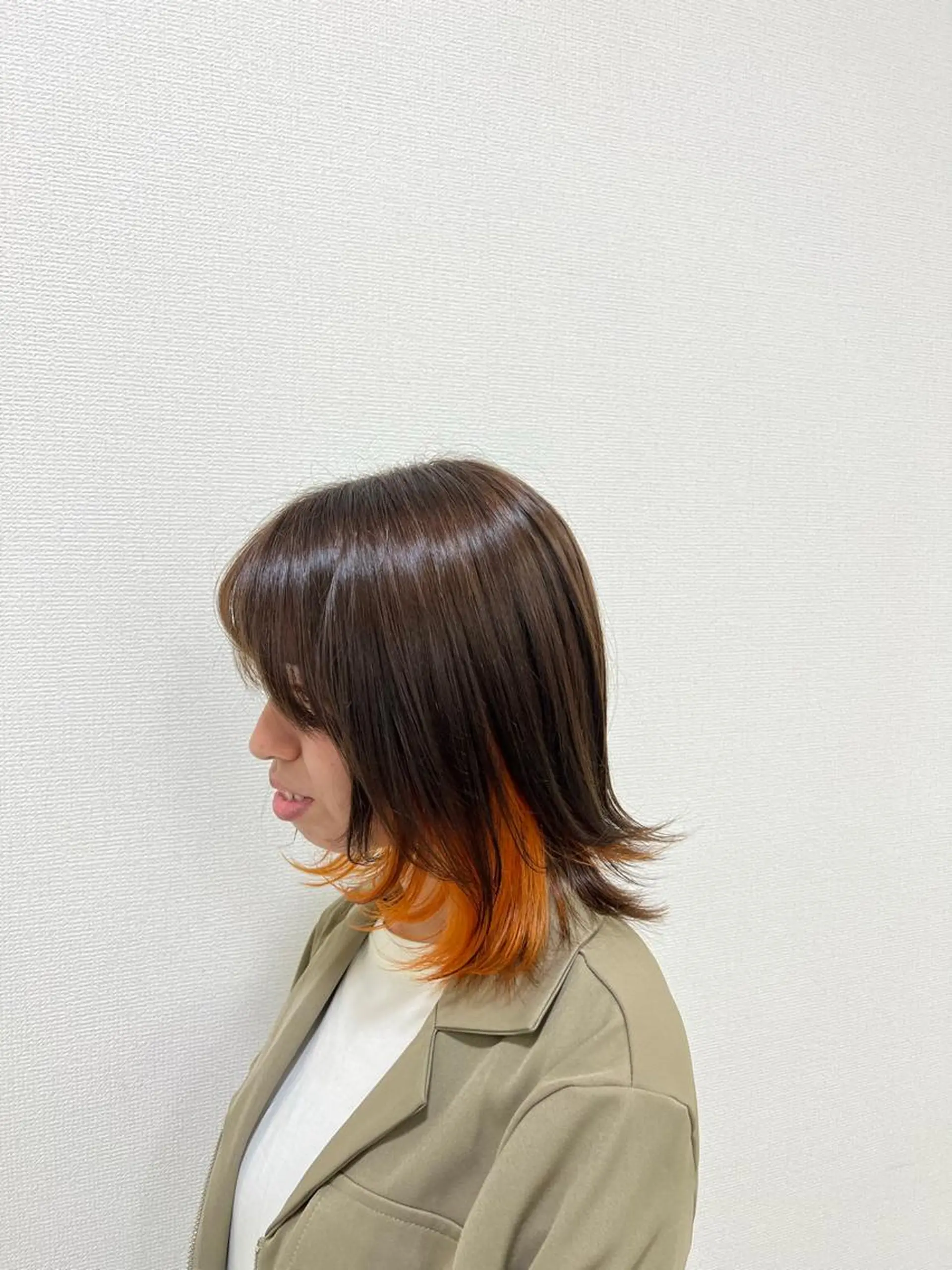 ミディアム カラー ベージュカラー インナーカラー オレンジ ウルフカット 二宮 光広のヘアスタイル