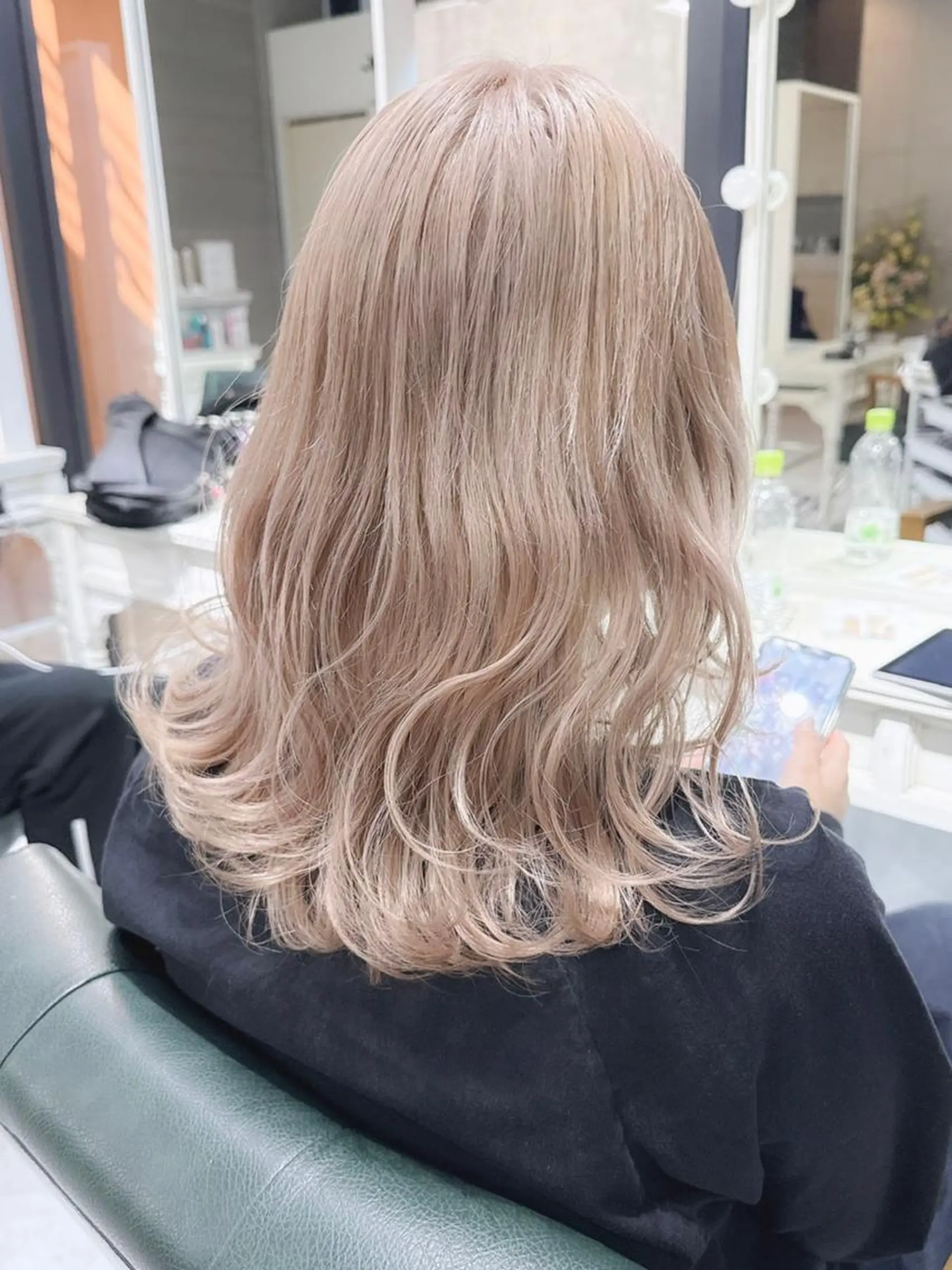 ミディアム カラー ヘアアレンジ ベージュカラー ハイトーンカラー ハイトーンベージュ ミルクティーベージュ 𝐑𝐈𝐍𝐊𝐀 🌷のヘアスタイル