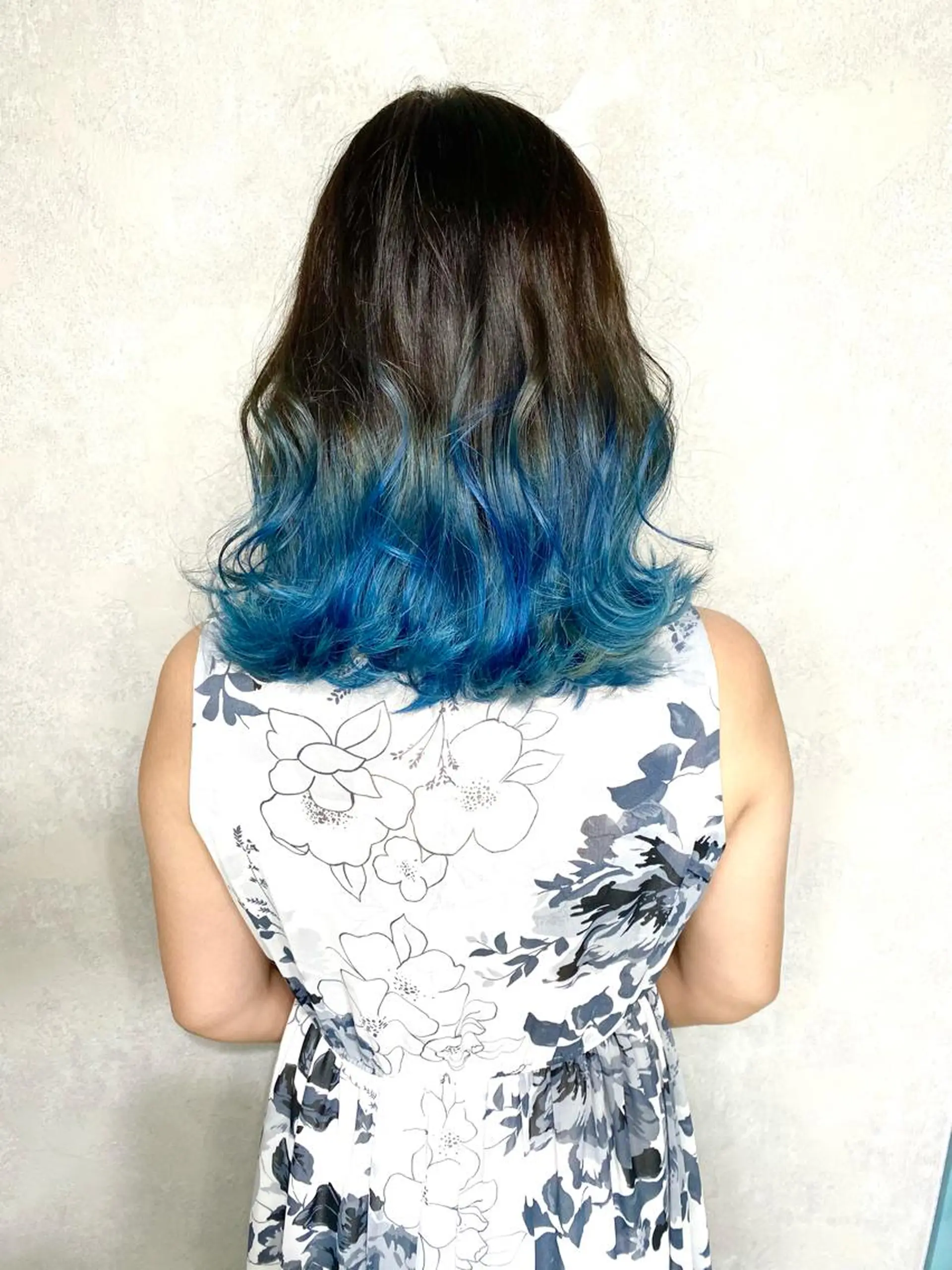 ミディアム カラー アディクシーカラー ベージュカラー 黒髪 ブリーチ ブルーカラー ヘアカラー 艶カラー YOSHIMURAのヘアスタイル