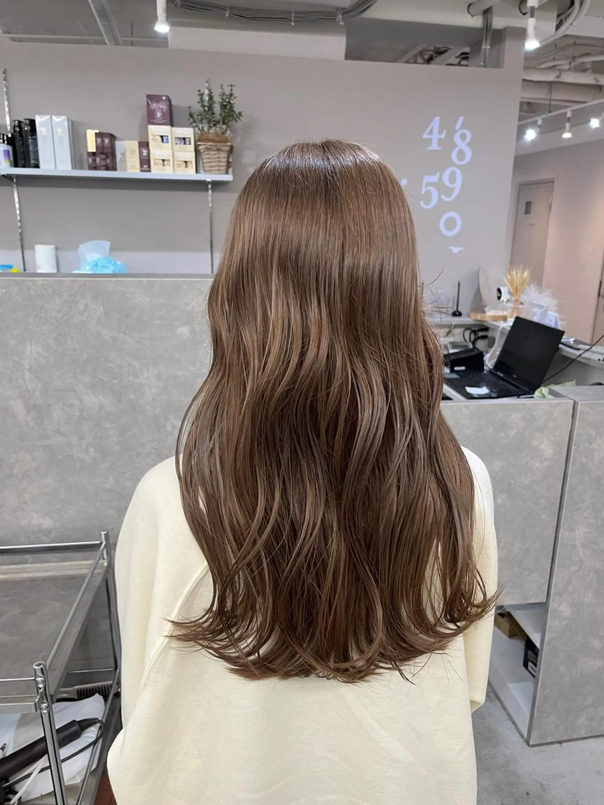 ロング カラー ベージュカラー ブリーチ ミルクティーベージュ REAL【レアル】所属・グレージュ/透け感 カラー/透明感カラーのヘアスタイル