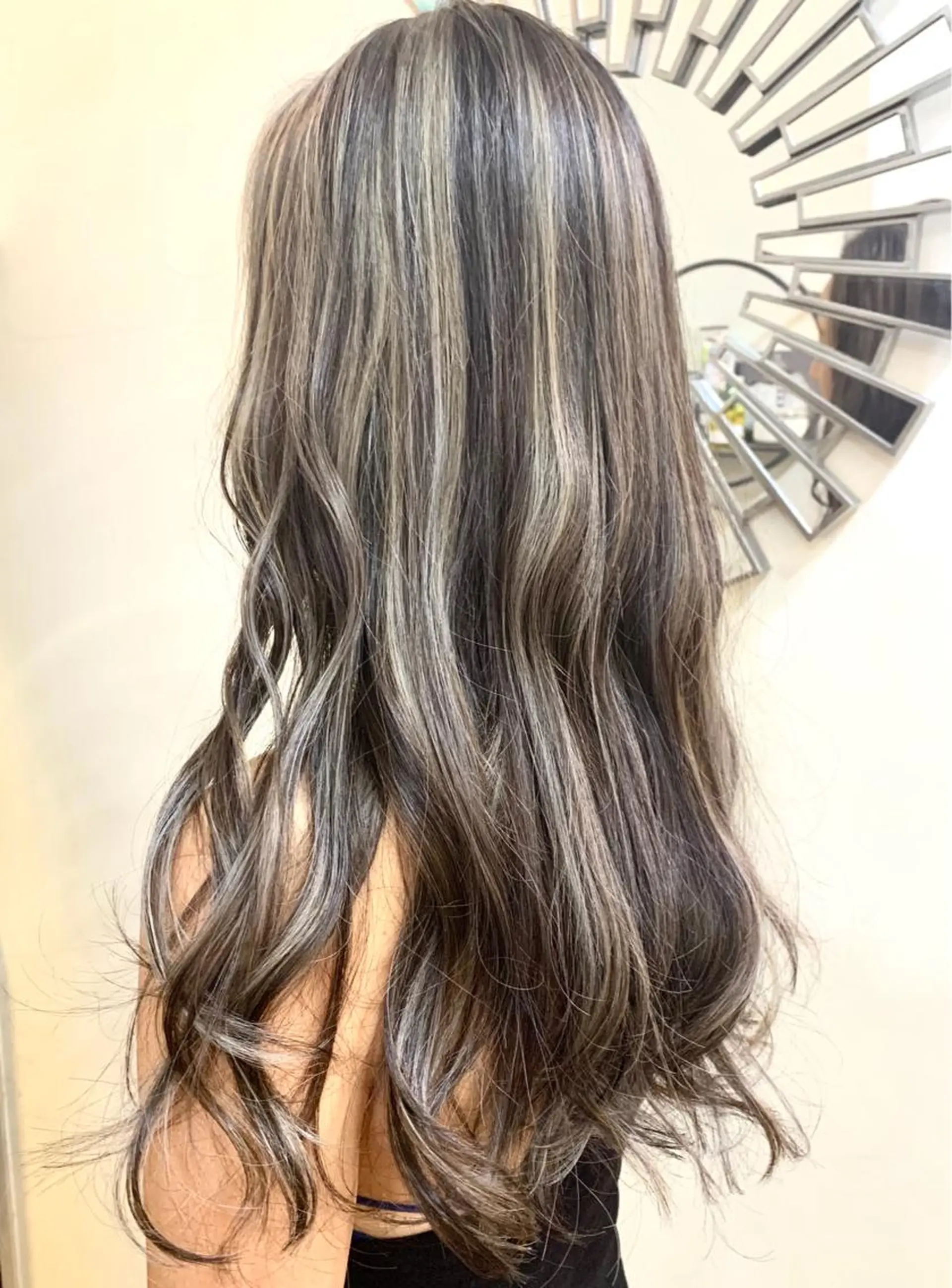 ロング ハイライト おおたけ あゆみのヘアスタイル