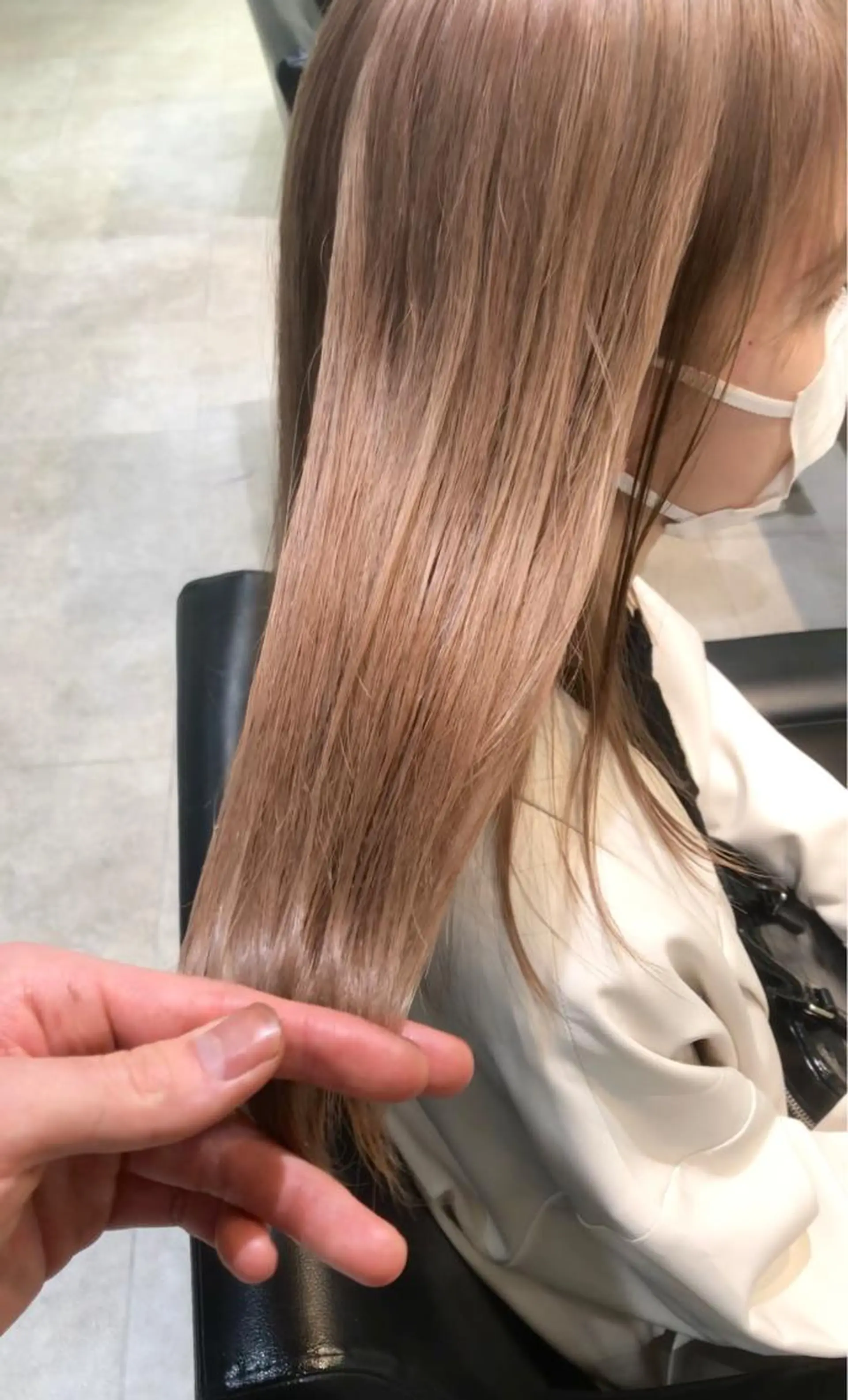 セミロング カラー ベージュカラー ミルクティーベージュ ヘアカラー トリートメント ハイトーン/ブリーチ 似合せカット/パーマのヘアスタイル