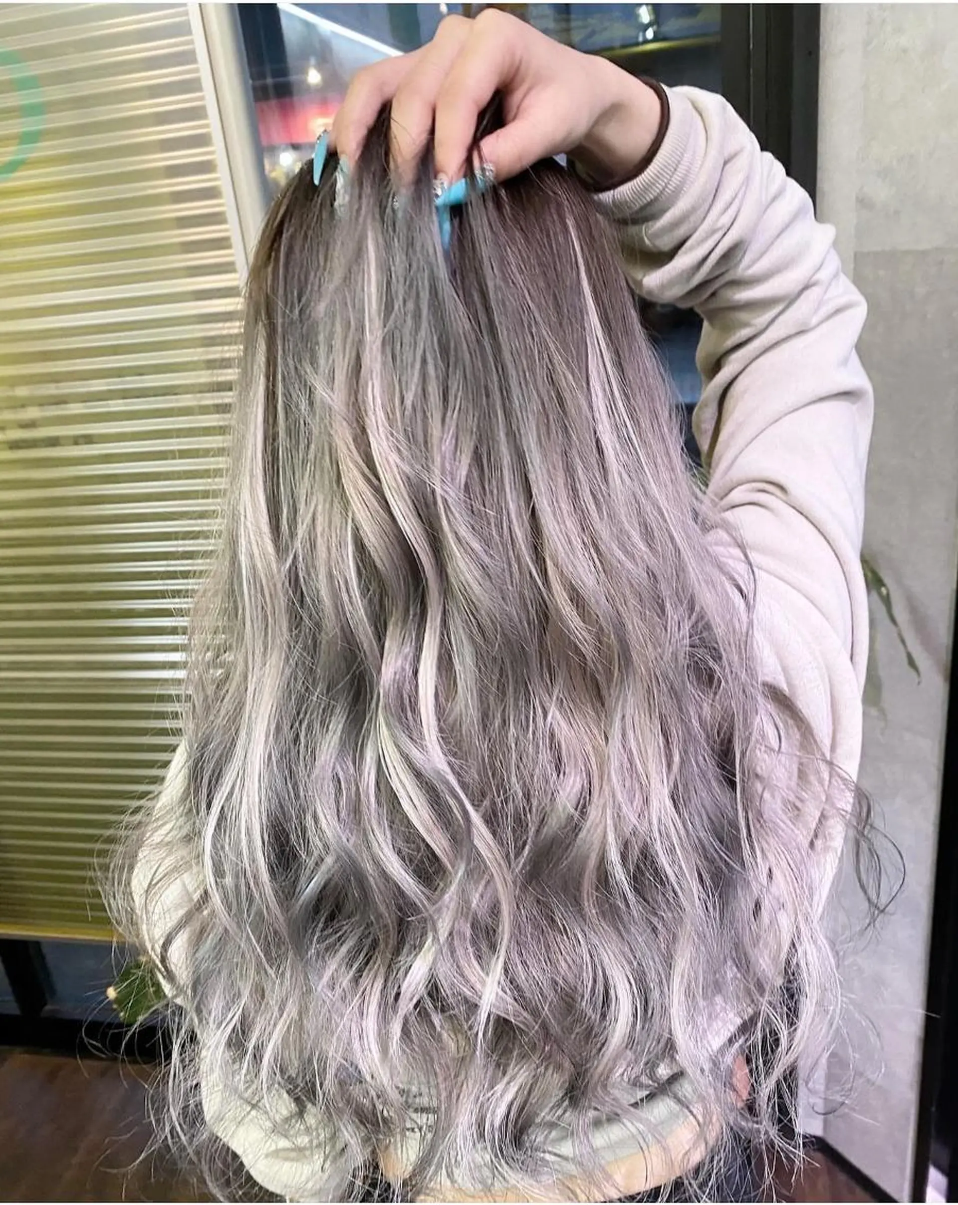 ロング カラー 紺野 愛美のヘアスタイル