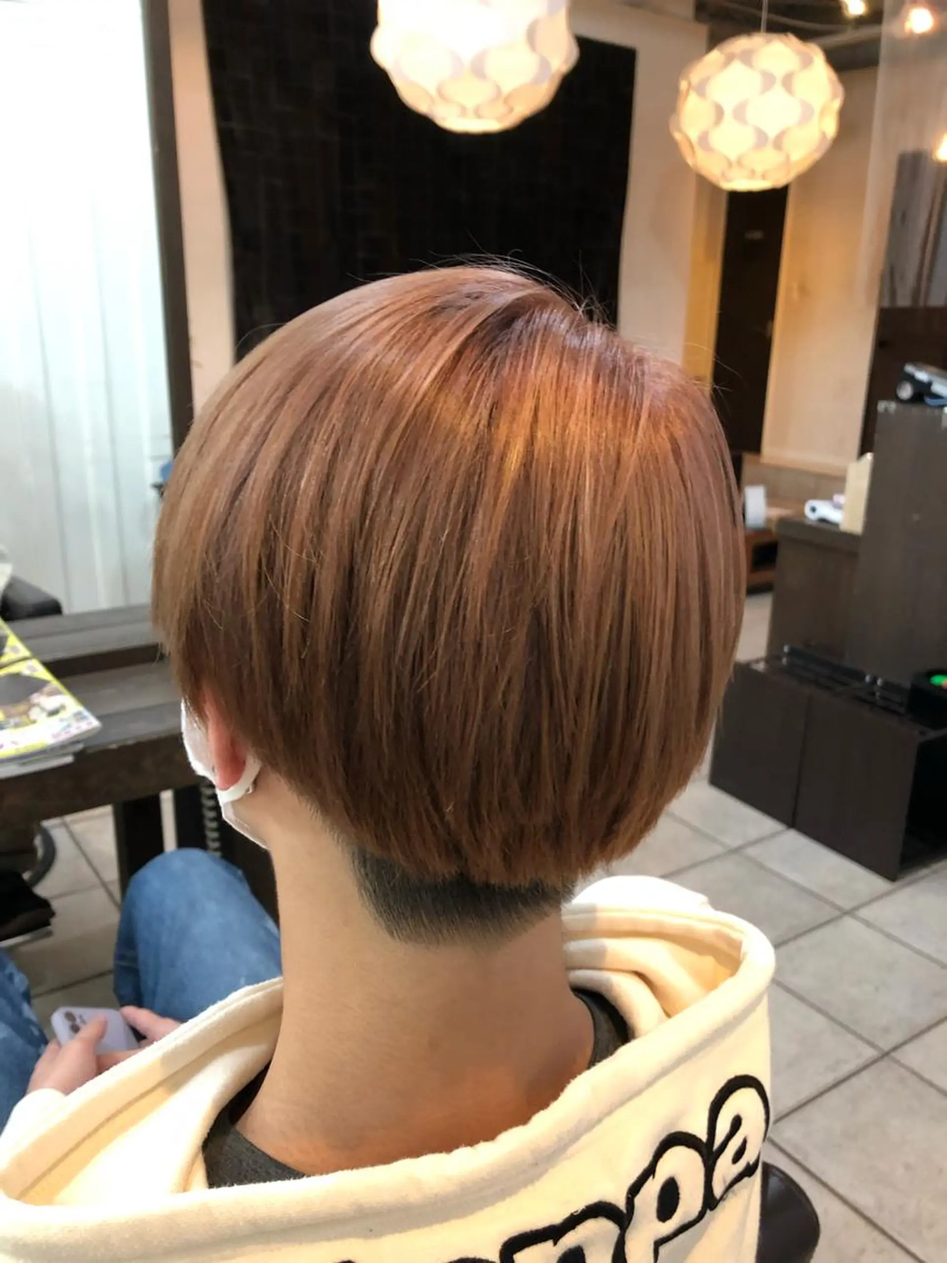 カラー メンズ メンズブリーチ ベージュカラー ブリーチ ピンクカラー ピンクベージュ カット ヘアカラー カ レラのヘアスタイル