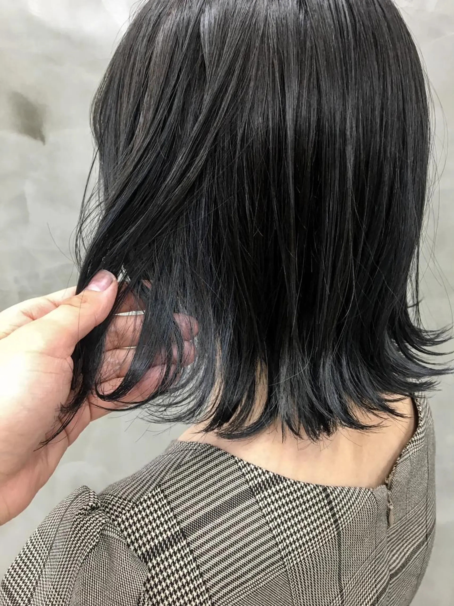 カラー 切りっぱなしボブ アッシュ 黒髪 ブリーチ ブルーカラー SEED&beauty byFLAT所属・ヘッドスパ (女性限定)🍋モエのヘアスタイル