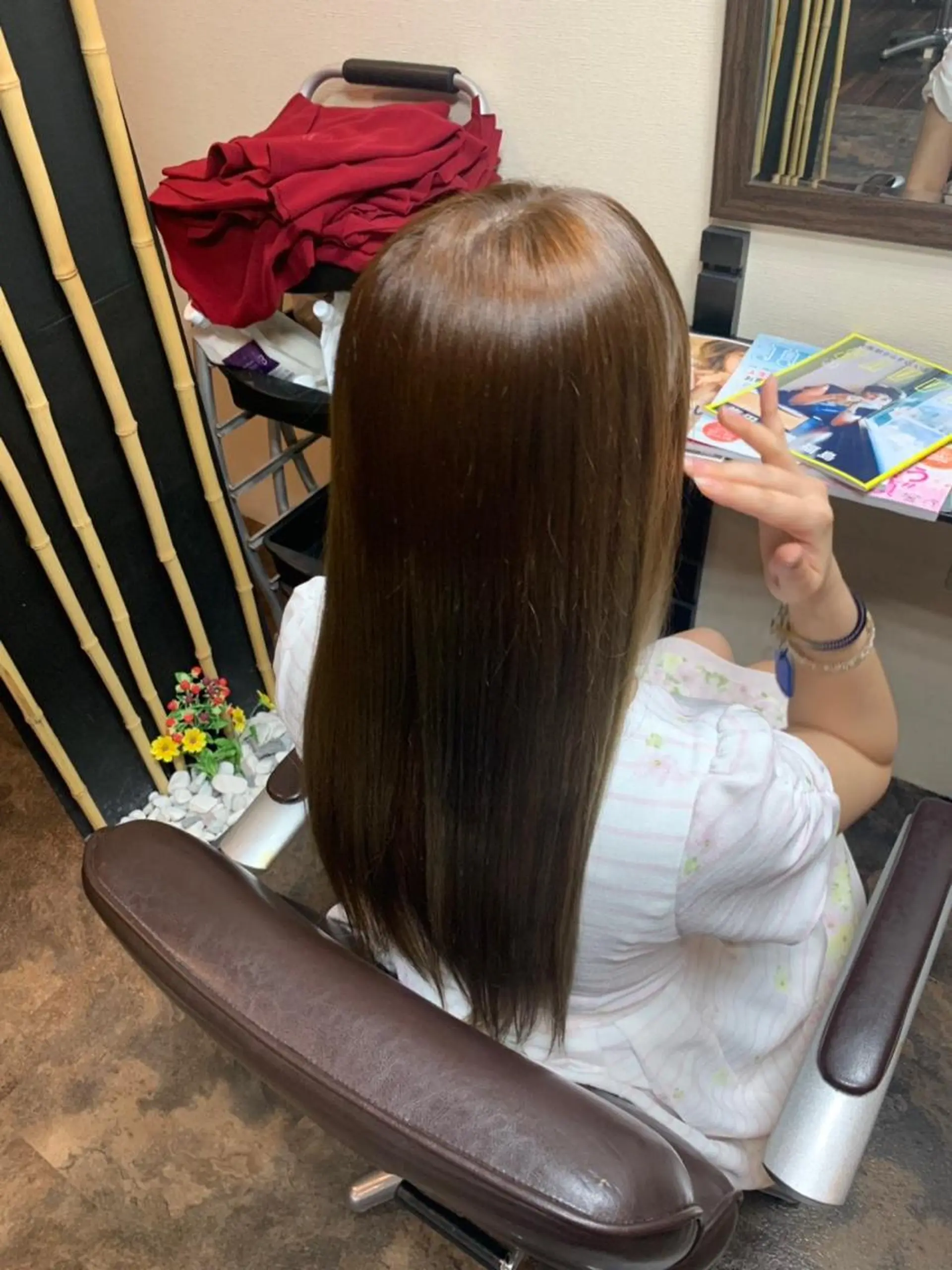 セミロング ヴェチカヘア京橋所属・脱白髪染め カミタニのヘアスタイル