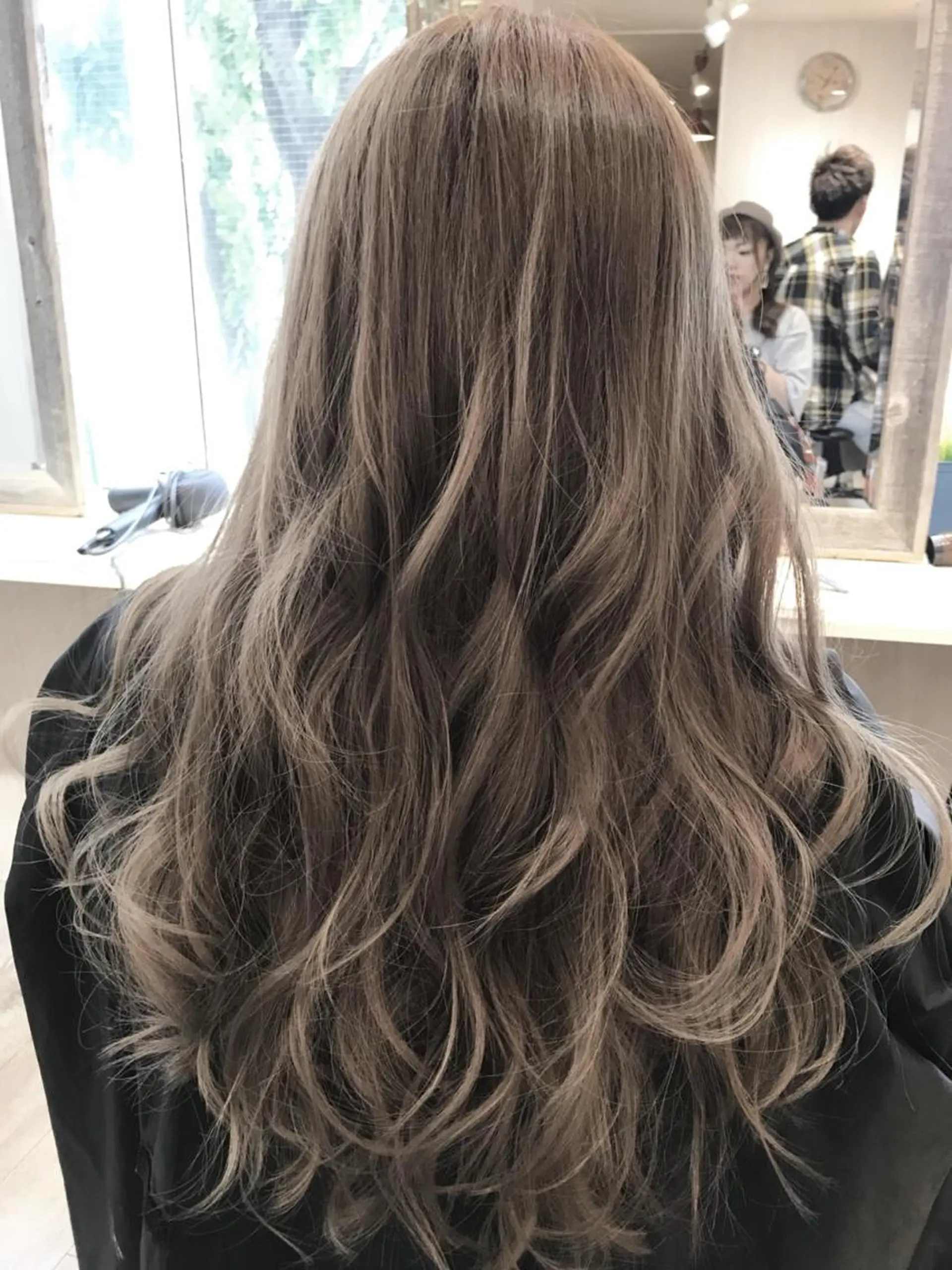 カラー ハイライトカラー 嶋村夏実🌼レイヤー 🌸白髪ぼかしのヘアスタイル