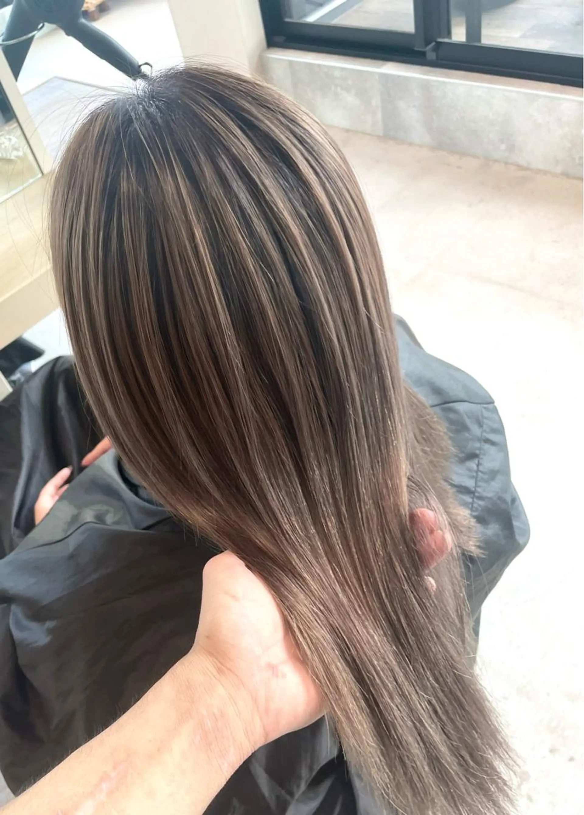 セミロング カラー バレイヤージュ ブリーチ レイヤーカット Lia所属・皆木 智晴のヘアスタイル