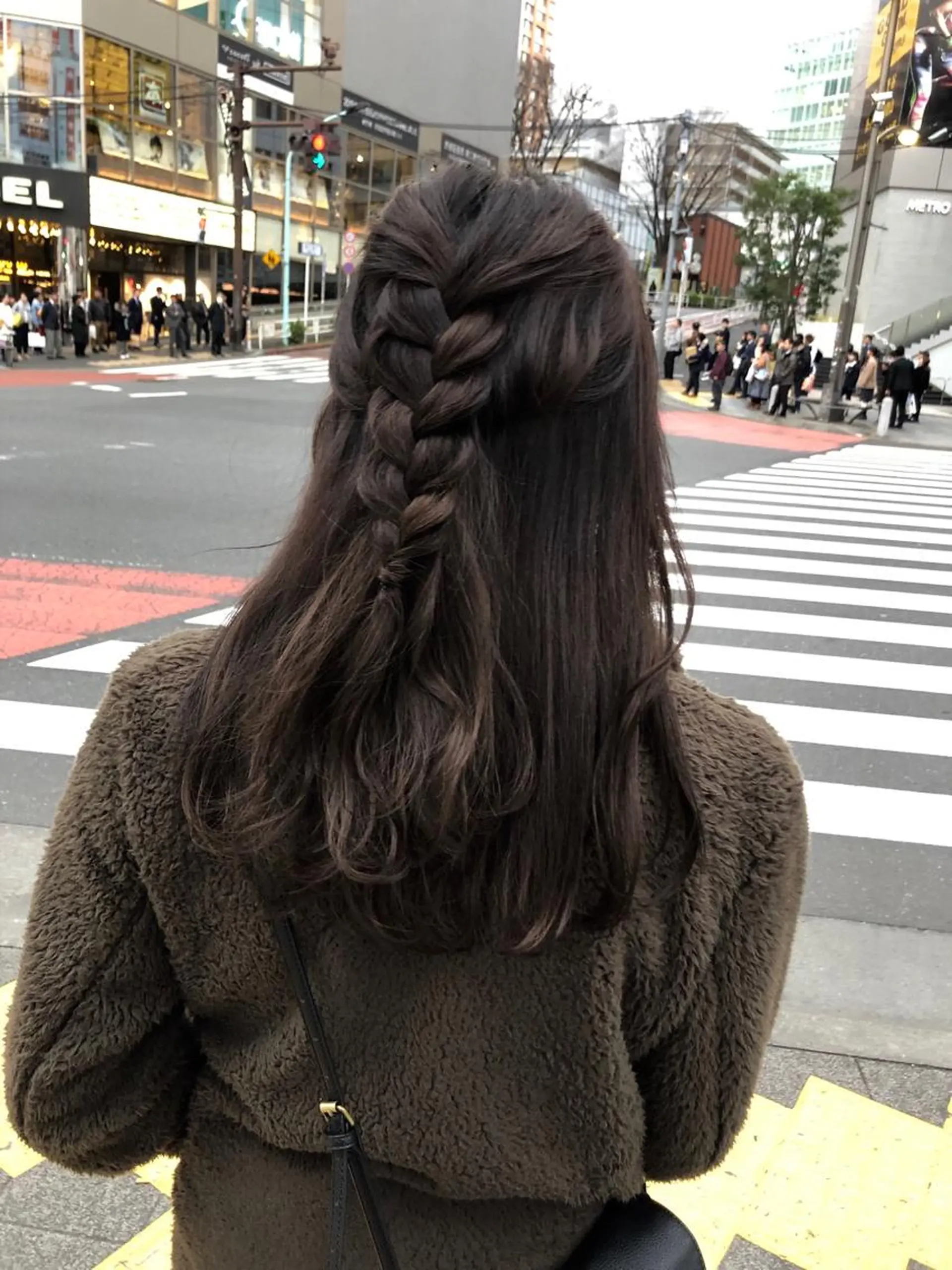 セミロング ヘアアレンジ MIOベージュカラー 柔らかいカラーのヘアスタイル