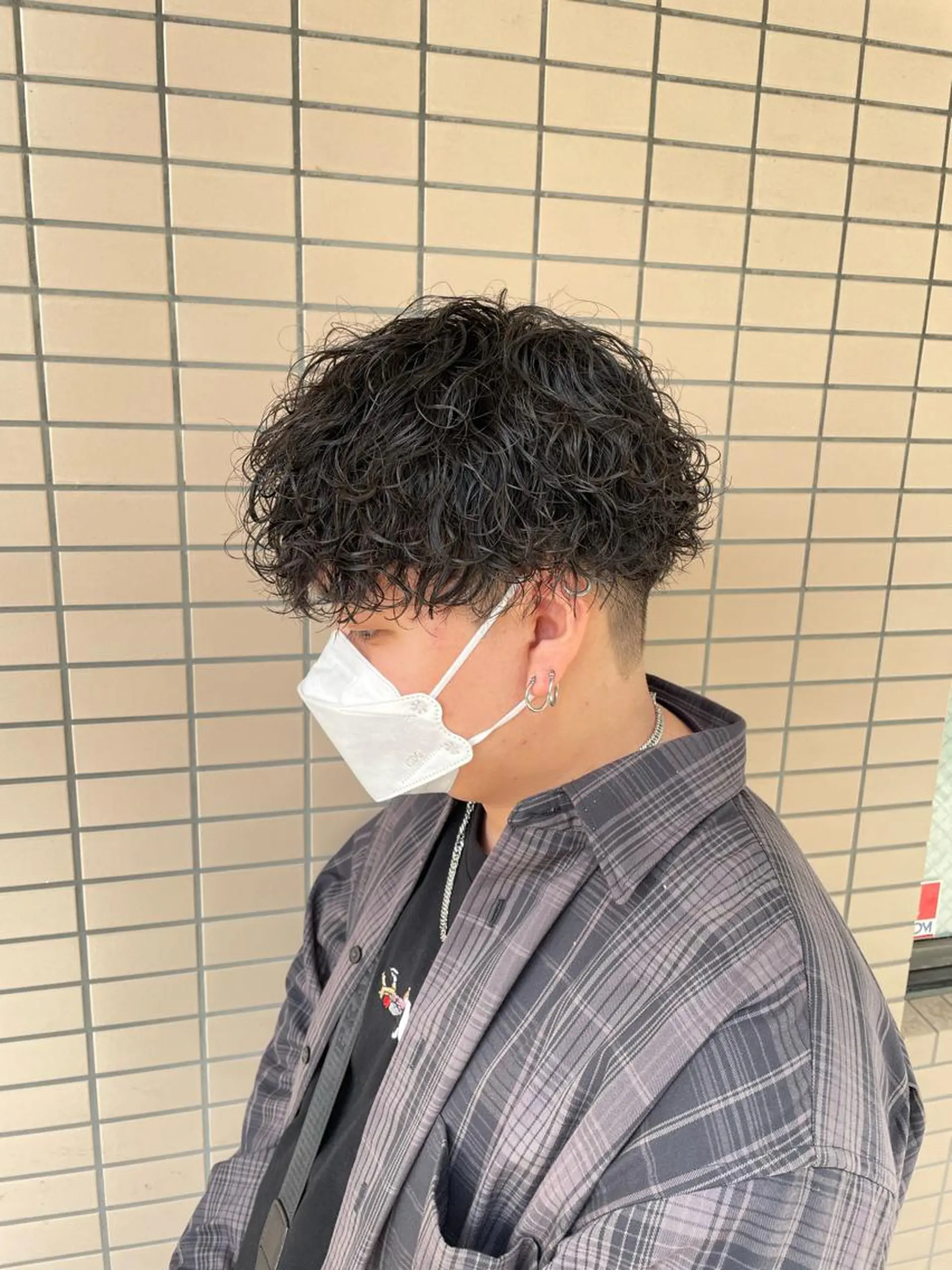 ショート パーマ ヘアアレンジ メンズ アイブロウ メンズブリーチ センターパート メンズハイライト メンズハイトーン マッシュウルフ カット パーマ トリートメント ヘッドスパ ヘアセット スパイキー/フェザー /波巻き/かいとのヘアスタイル