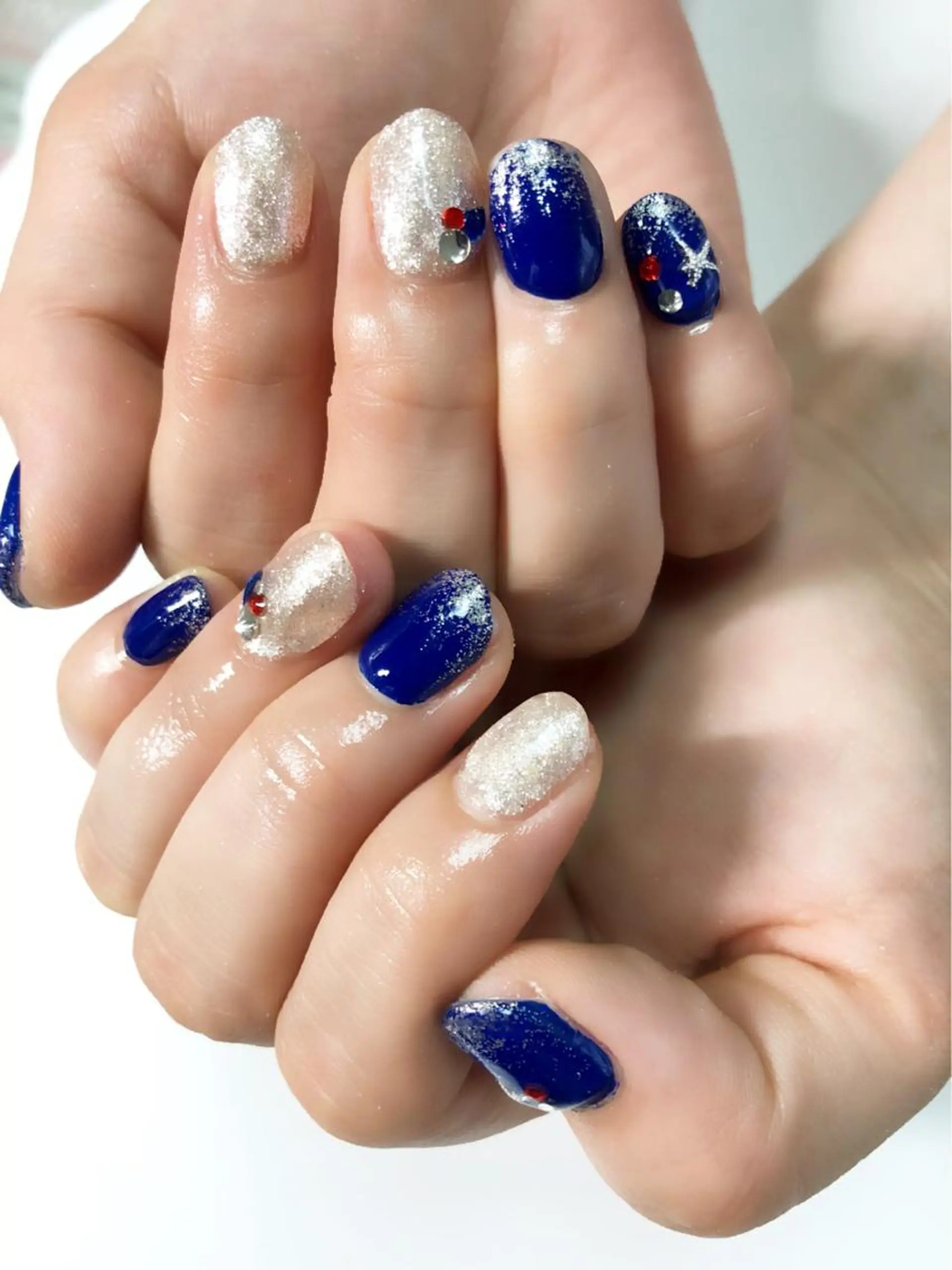 ショート カラー ネイル ブルーカラー シルバー ブルー ラメ(グリッター) 赤色 ハンドネイル CITRAtotal beautyのネイルデザイン