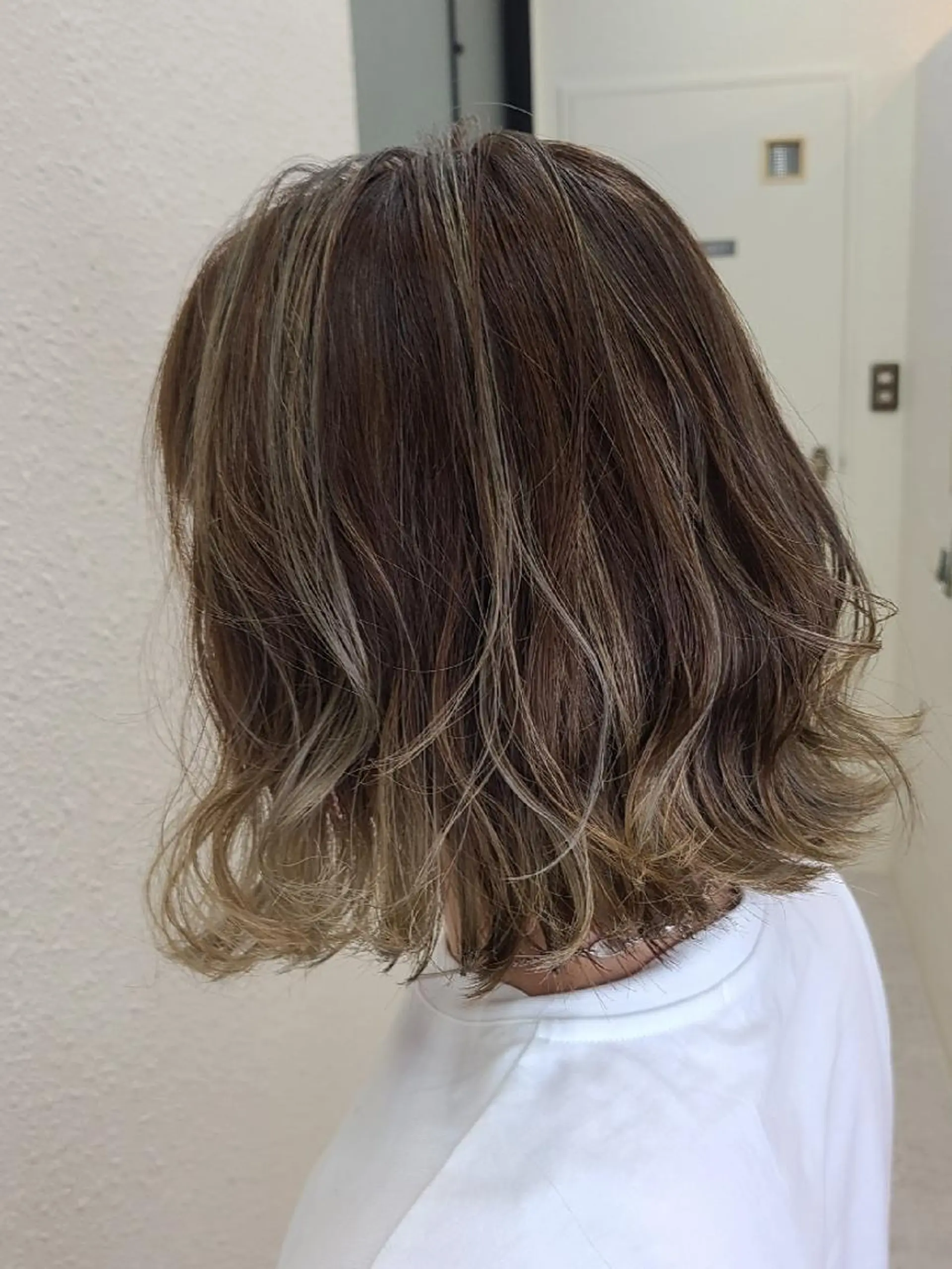 ショート カラー グレージュ ハイライトカラー ハイライト ヘアカラー トリートメント ブリーチカラー🌈 嘉名 真樹のヘアスタイル