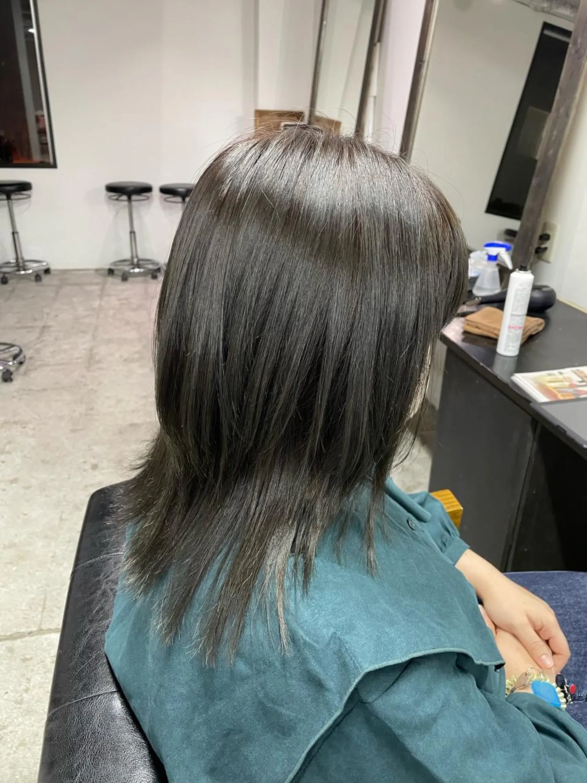 ミディアム カラー アッシュ くびれヘア BUDDY  BROWN所属・林 真那のヘアスタイル