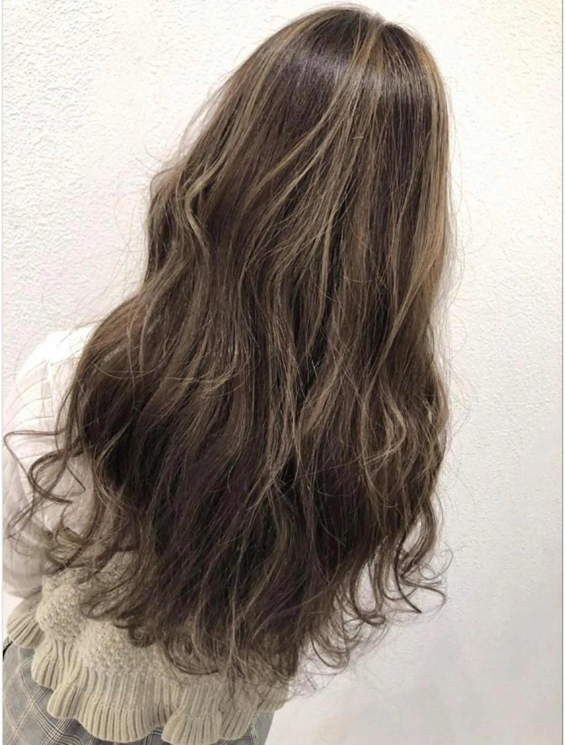 ロング カラー 岸 保奈美のヘアスタイル