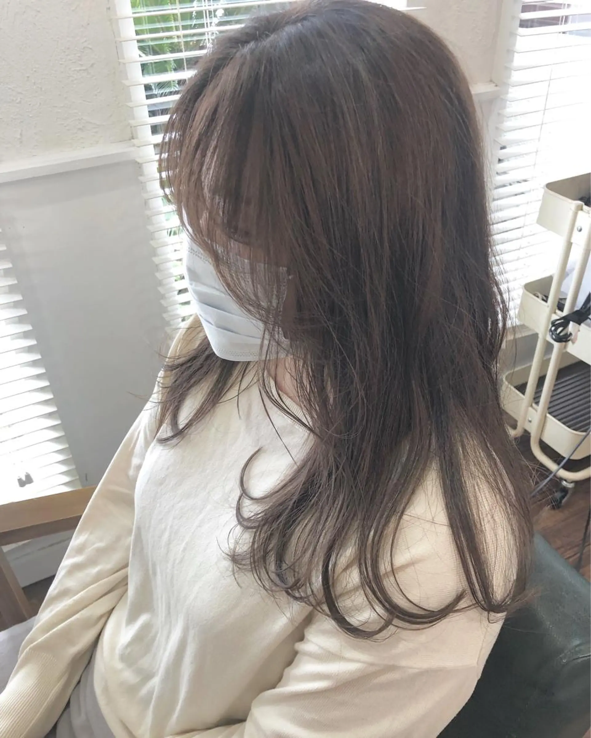 ロング カラー グレージュ ラベンダーカラー ラベンダーグレージュ ラベンダーグレー レイヤーカット ヘアカラー トリートメント 江原 彩華のヘアスタイル