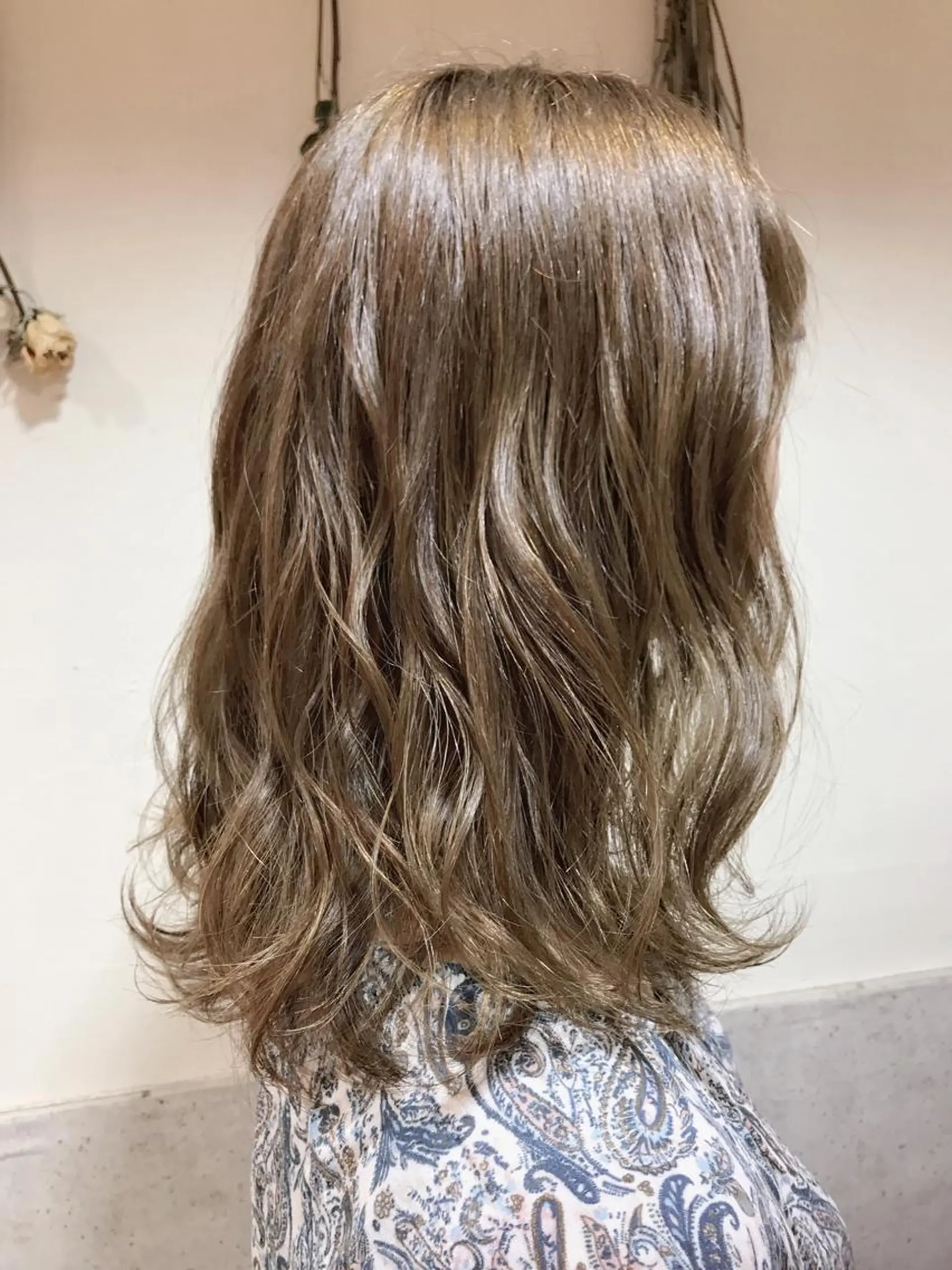 セミロング カラー ハイライトカラー ハイトーンカラー ハイライト LOST CITY 横浜所属・🪐脱白髪染め 🪐松尾菜々美のヘアスタイル