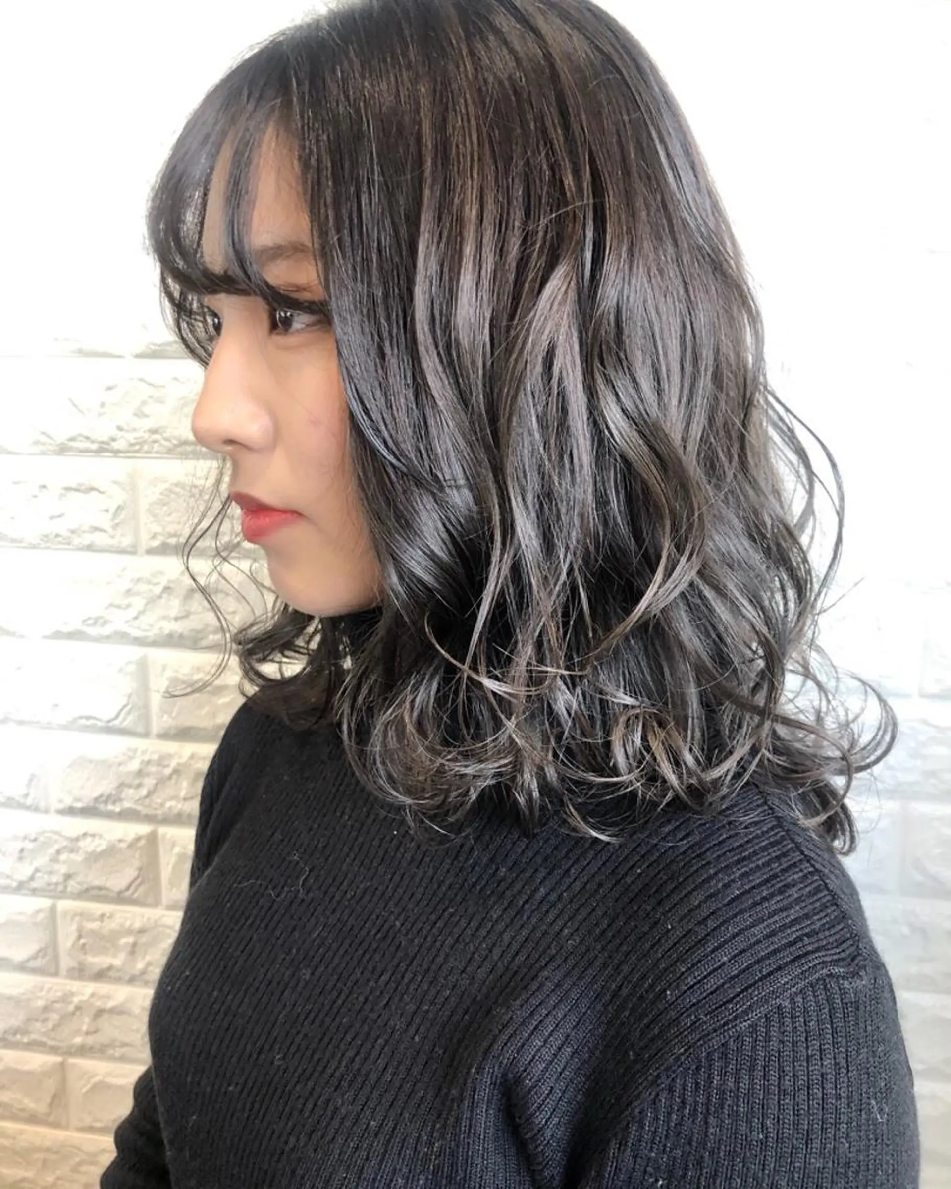 ミディアム カラー アッシュ アッシュグレー ダークアッシュ 西本 夏美のヘアスタイル