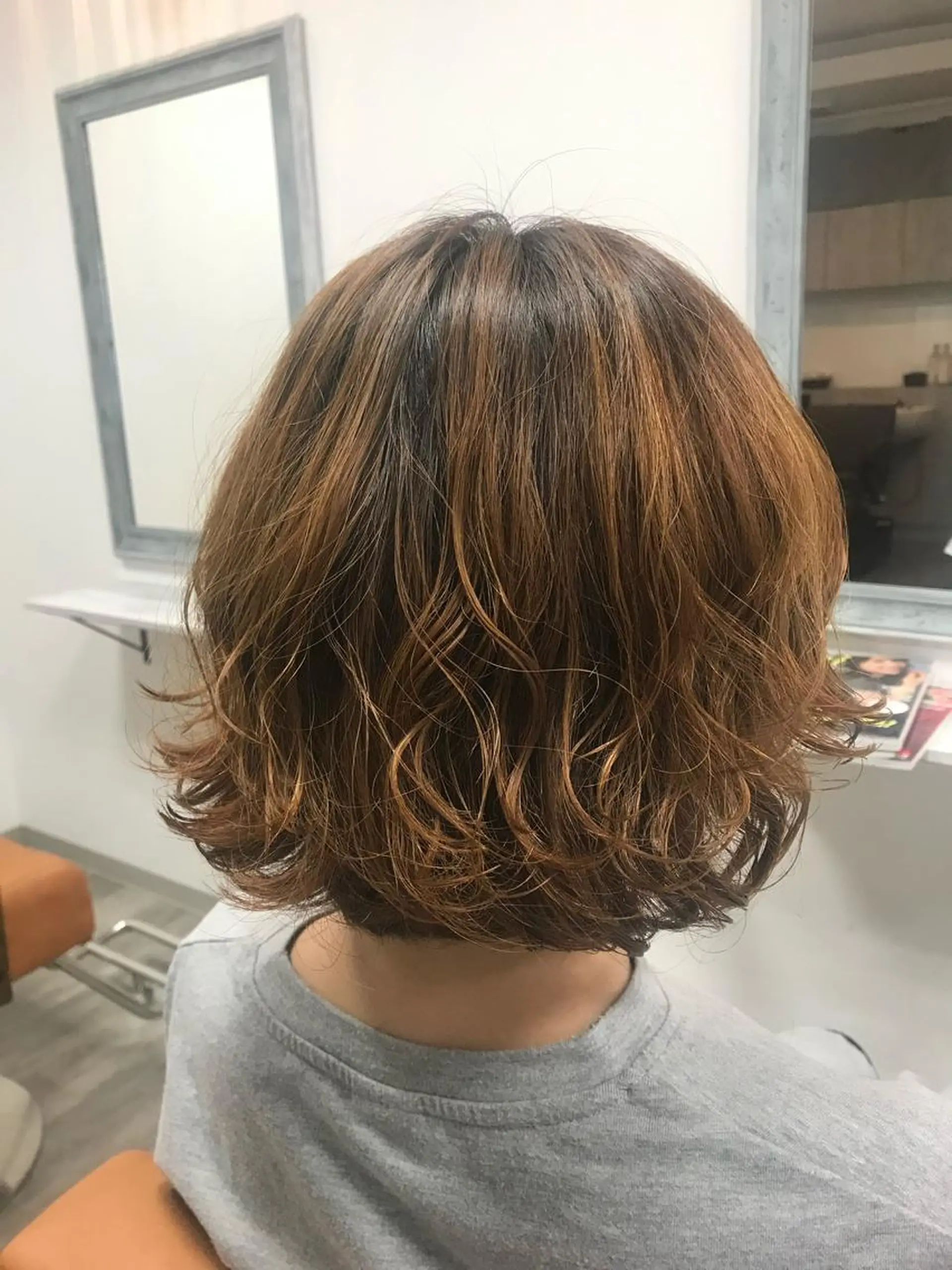 ミディアム カラー パーマ ショートボブ ミディアムパーマ ボブ 本多結香/レイヤー /ハイライトカラーのヘアスタイル