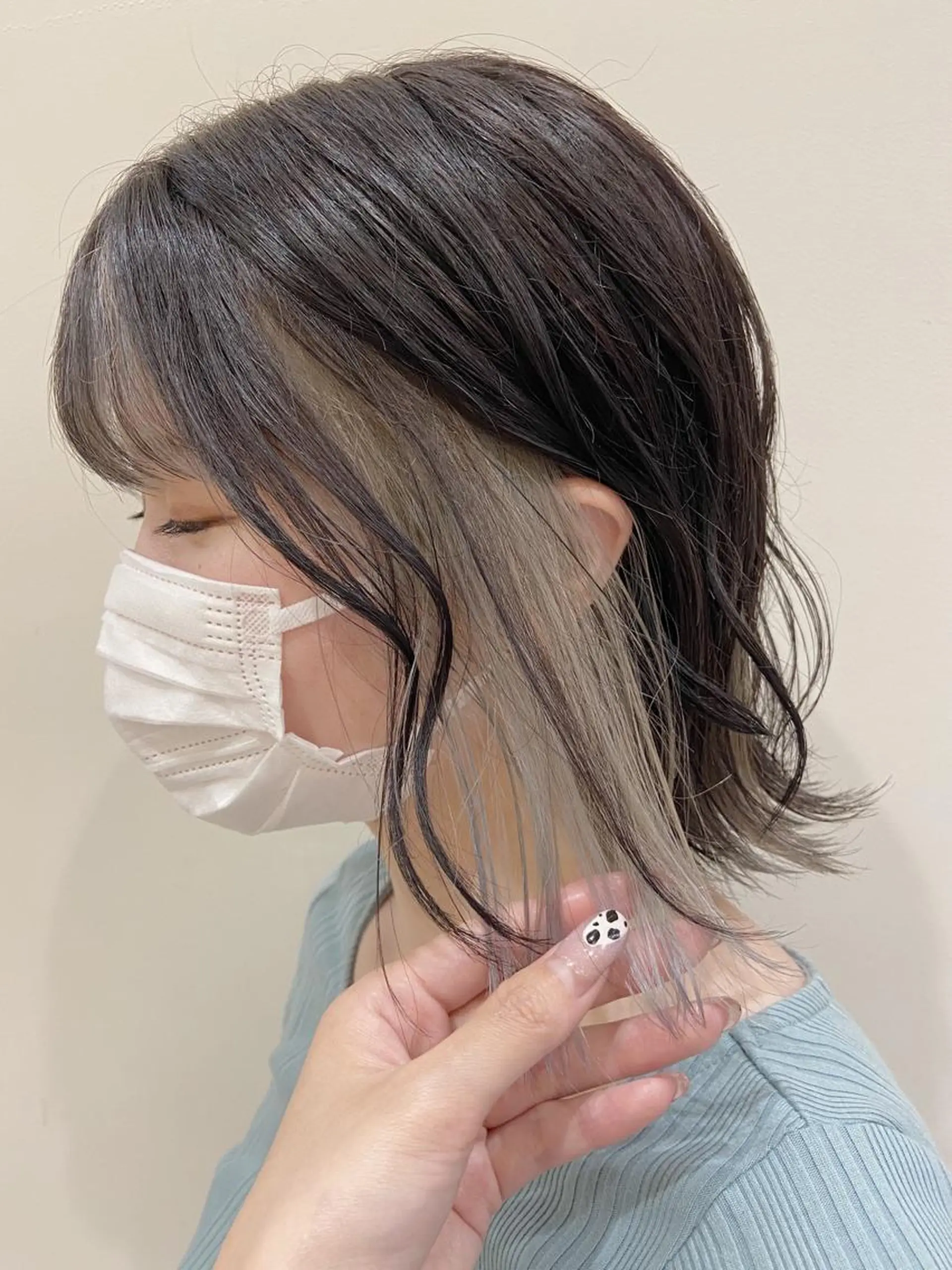 ミディアム カラー インナーカラー シルバー ホワイトシルバー カット ヘアカラー Amour なぐらのヘアスタイル