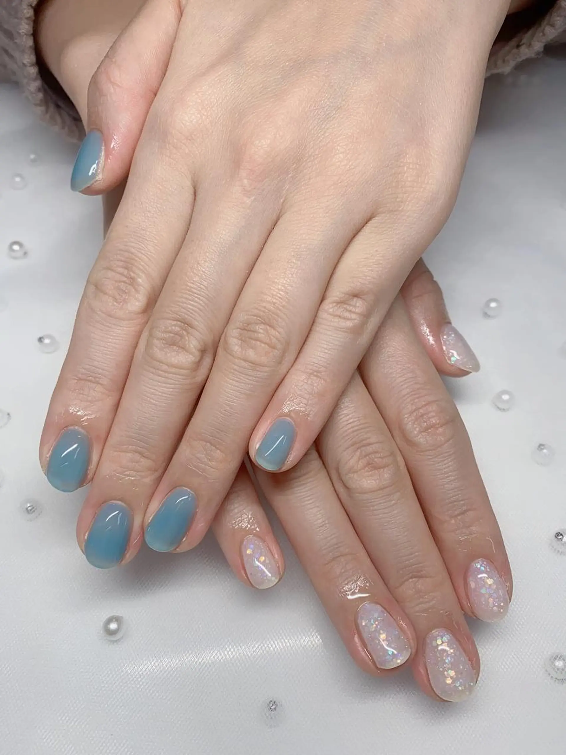 ネイル ラメ(グリッター) 水色 ホワイト Jasmine nailsalon所属・ジャスミン ネイルサロンのネイルデザイン