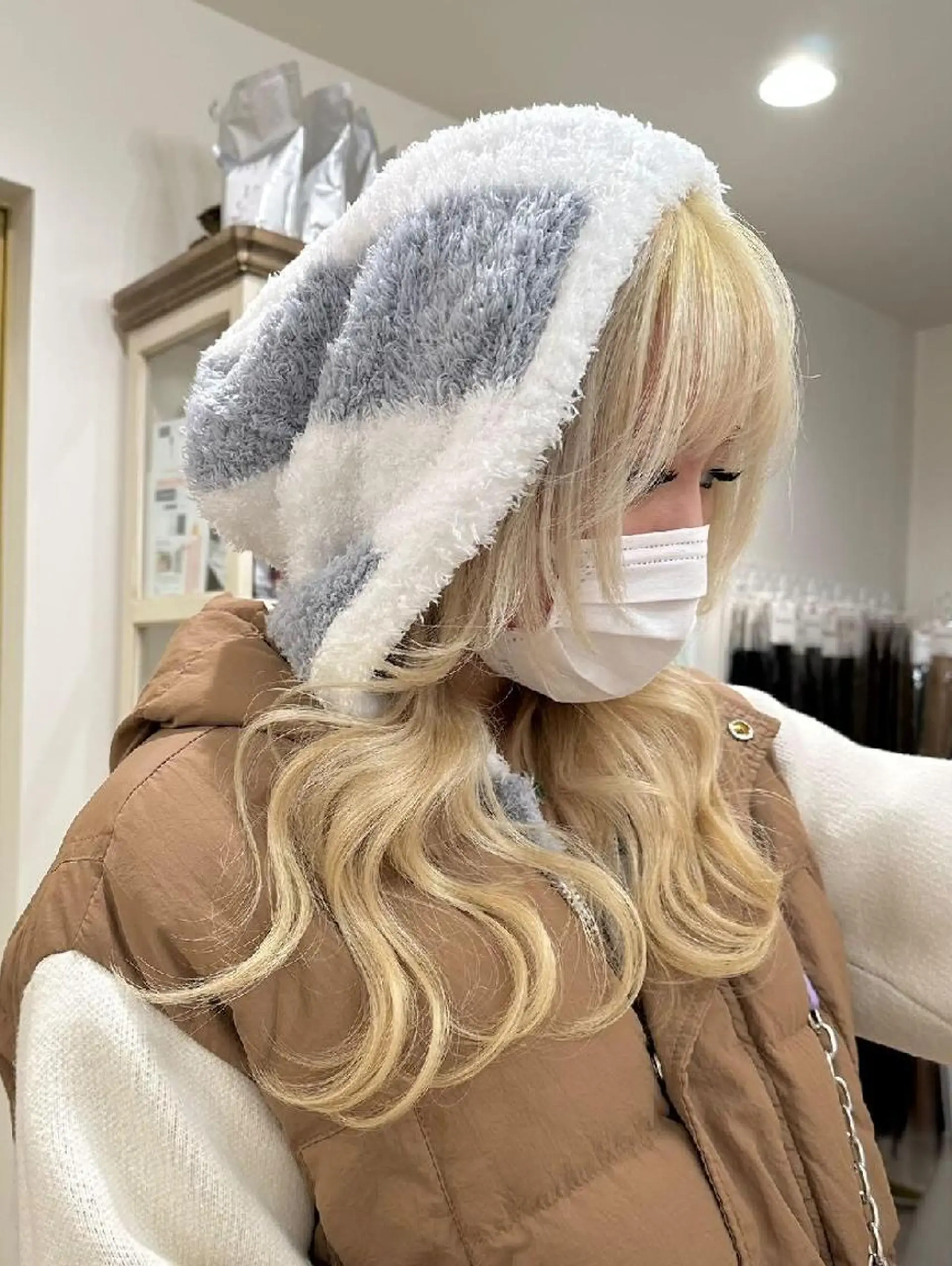 セミロング カラー 抜きっぱなしブロンド ブロンド ORIKA 美容室のヘアスタイル