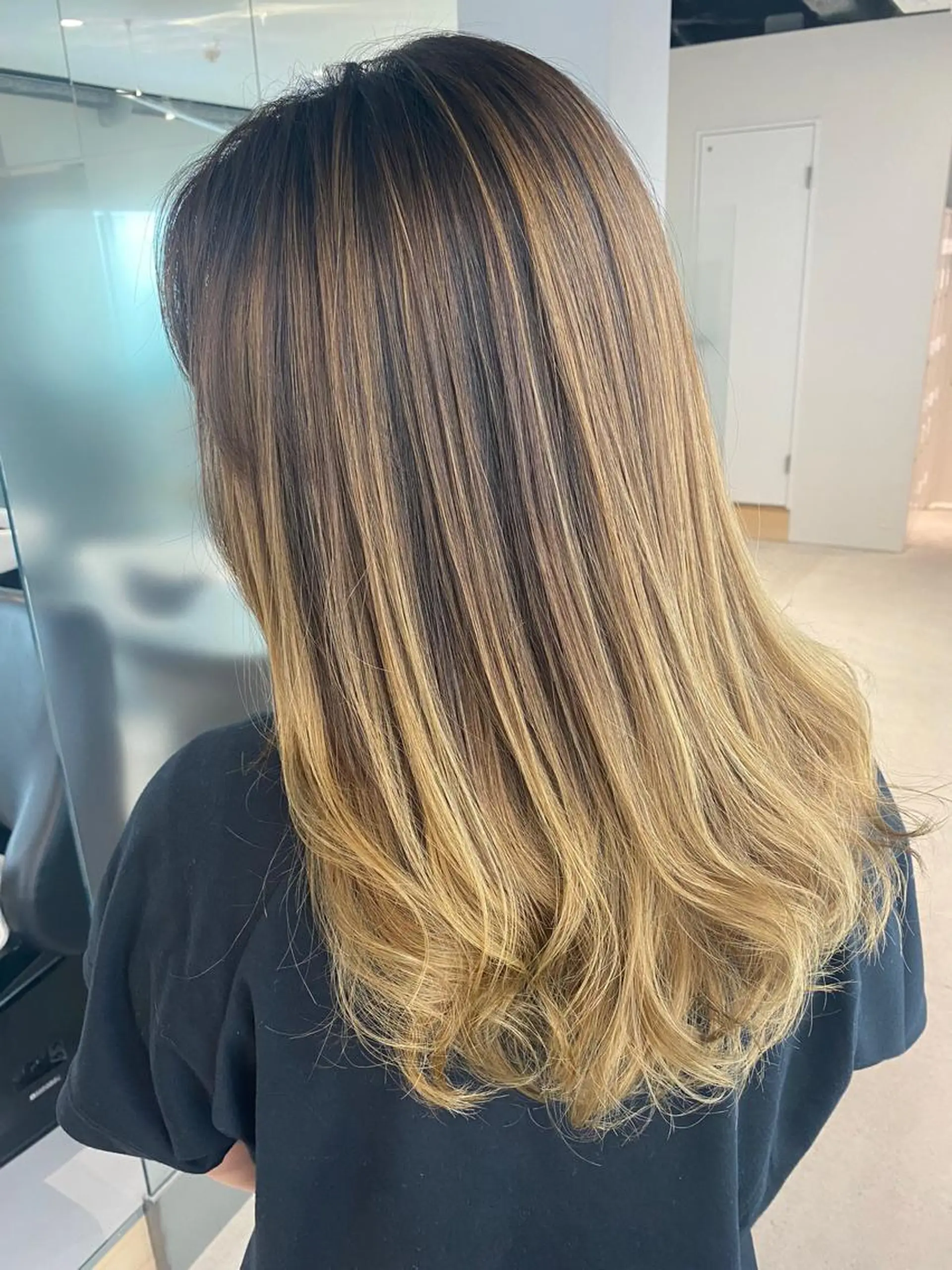 セミロング カラー バレイヤージュ イエローカラー レイヤーカット MUK ムクのヘアスタイル