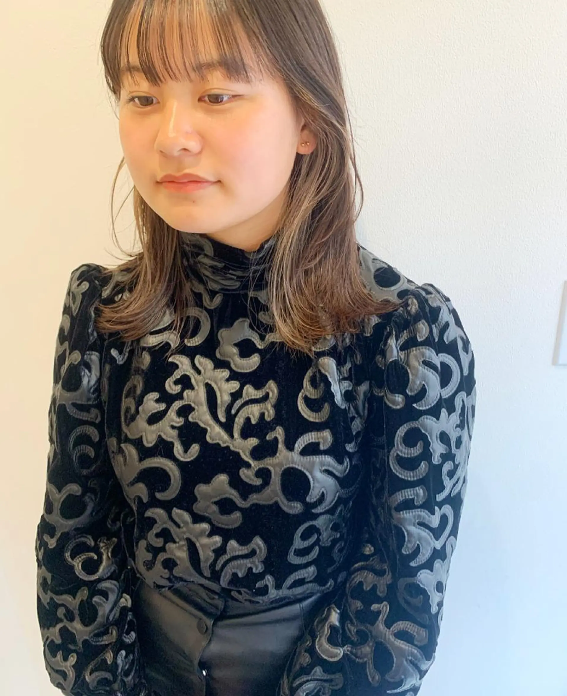 ミディアム カラー ベージュカラー ブリーチ ダブルカラー ハイライトカラー ハイトーンカラー MARU レイヤー/パーマのヘアスタイル